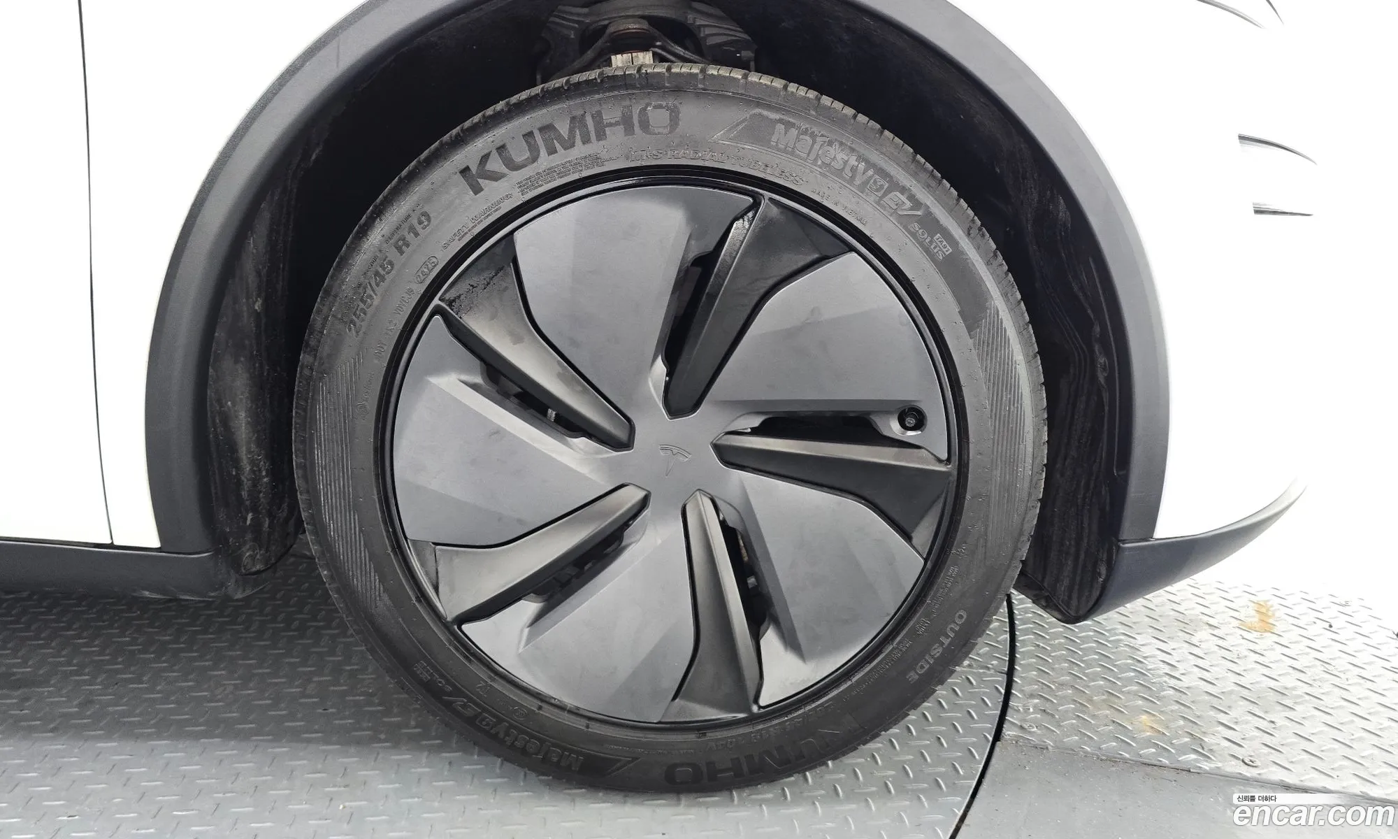 Tesla Model Y 2025 LRWYGCFJXSC134870 — 27