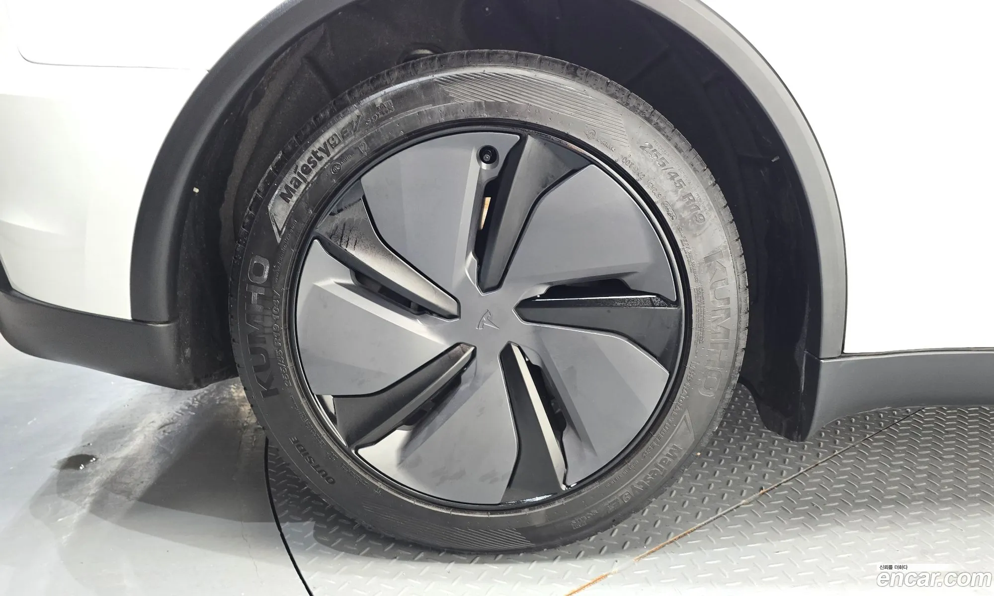 Tesla Model Y 2025 LRWYGCFJXSC134870 — 19
