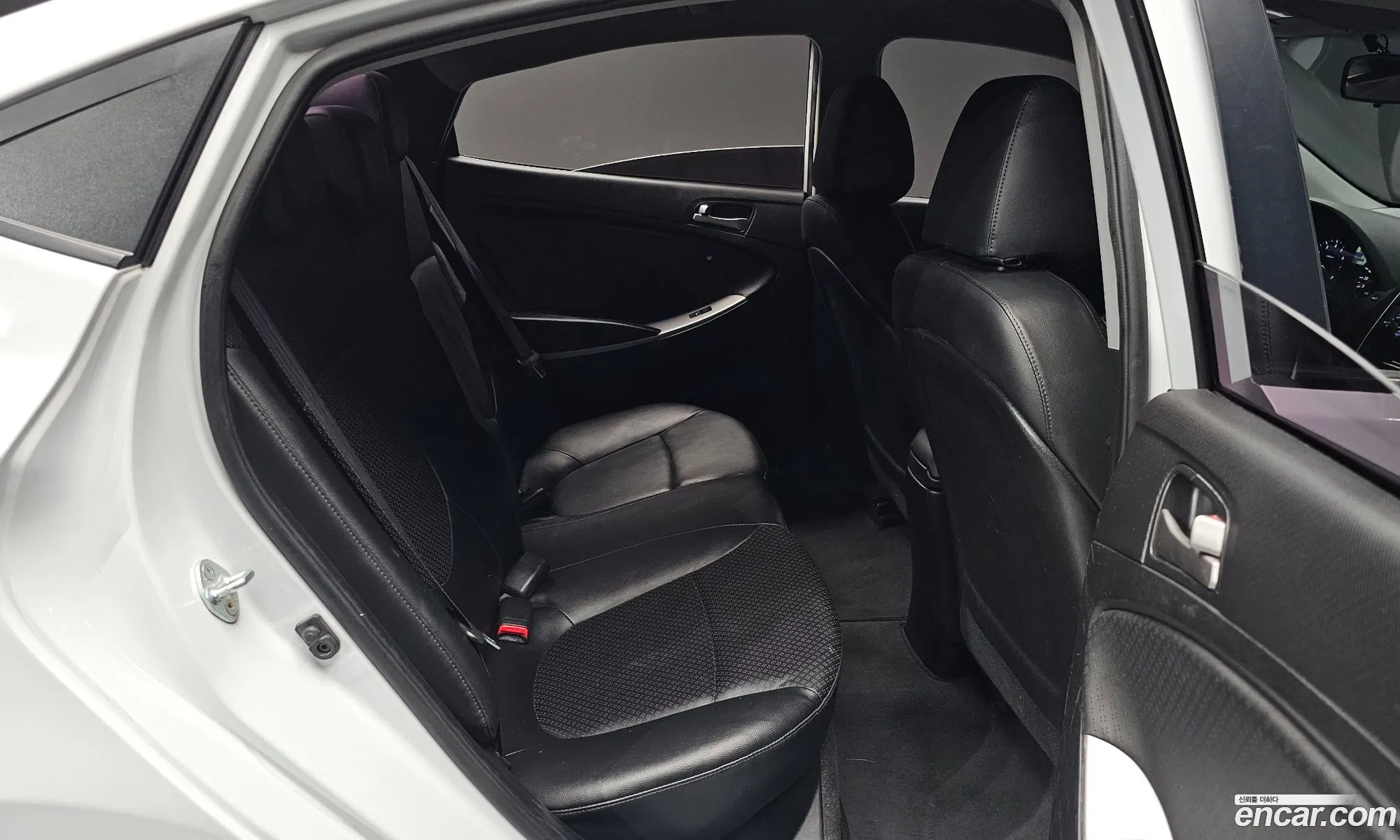 Hyundai Accent 2017 KMHCS41BEJU383289 — 29