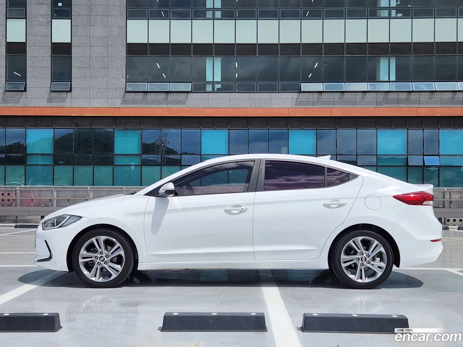 Hyundai Elantra AD 2018 — 16
