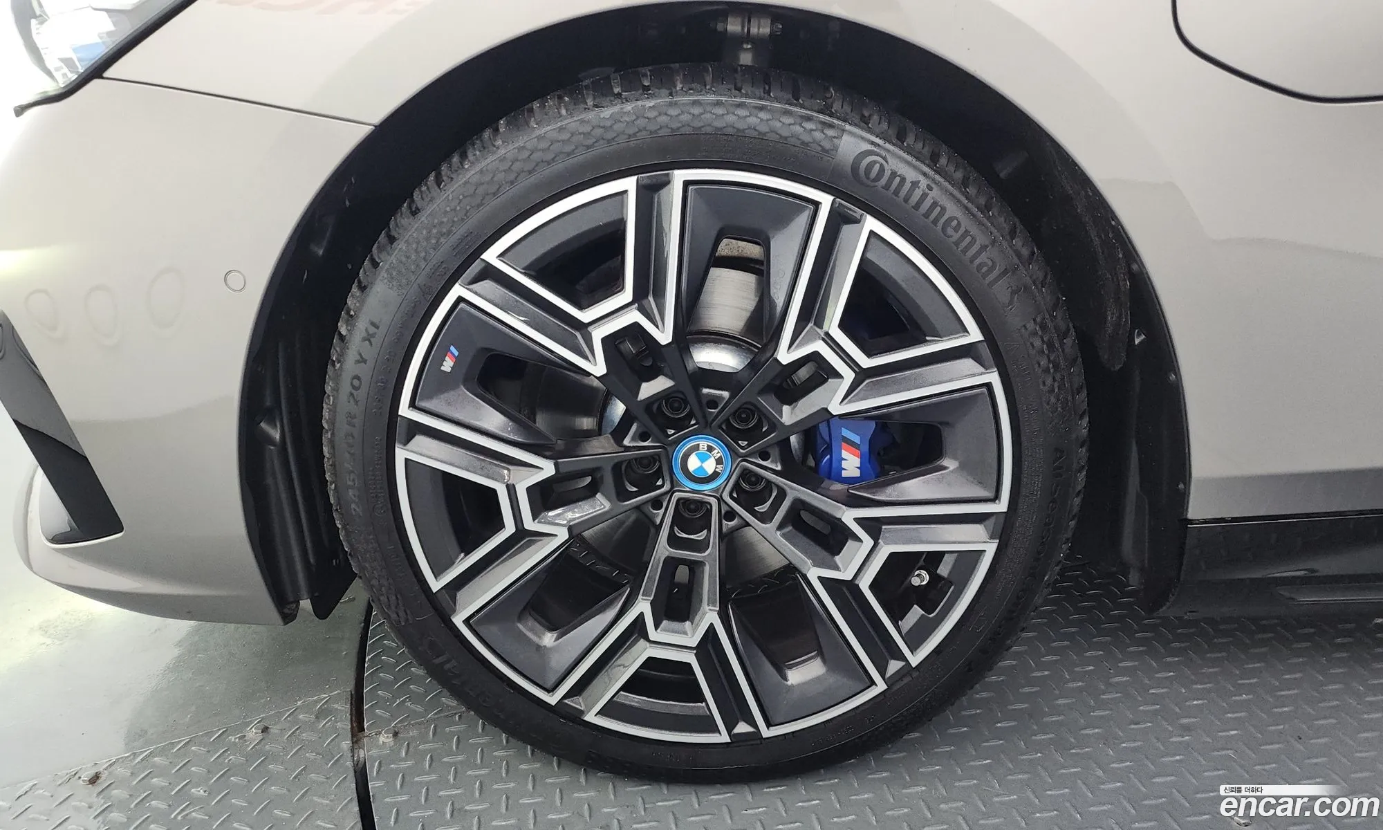 BMW 5 Series 2025 — 17