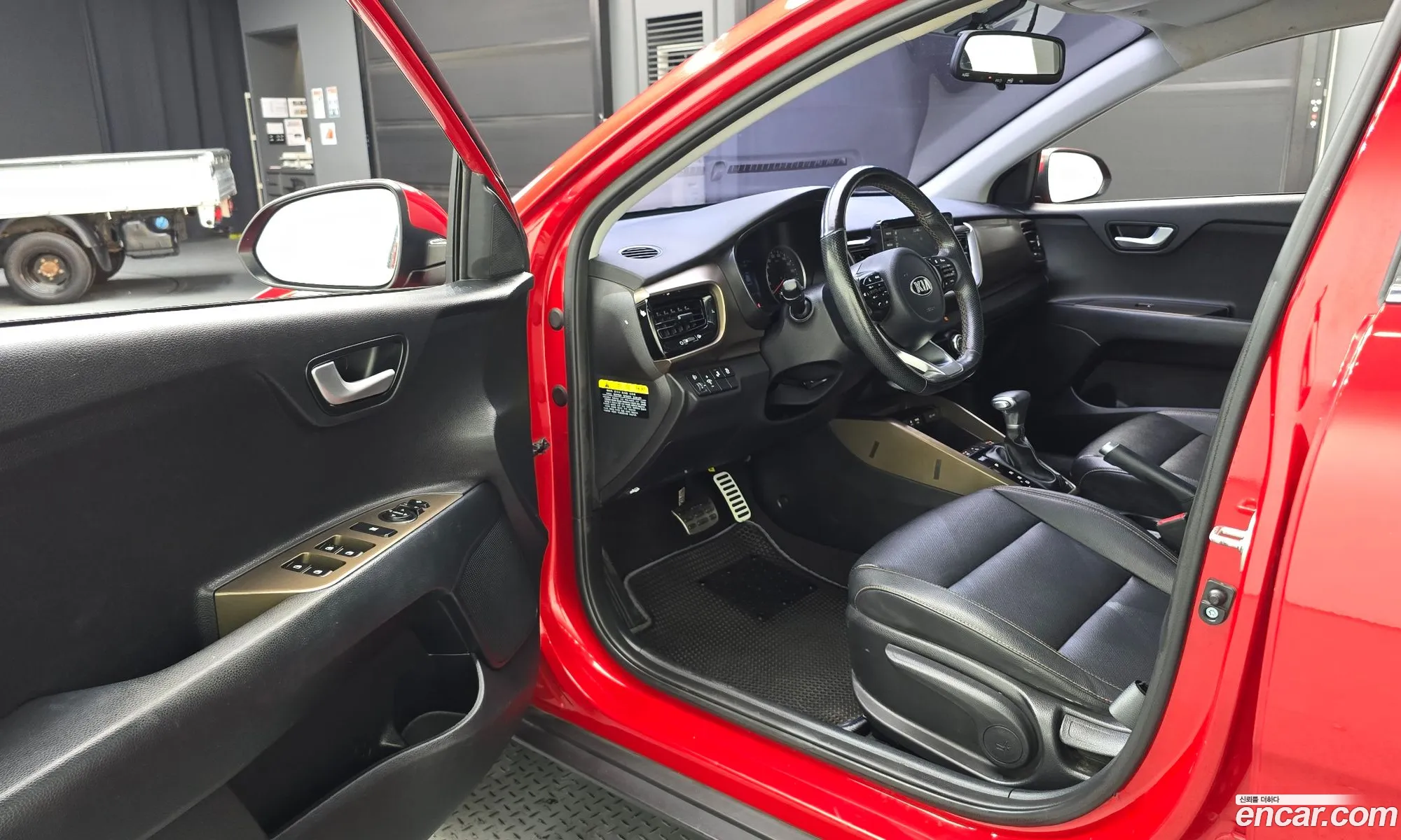 Kia Stonic 2018 KNADE815GJS209026 — 28