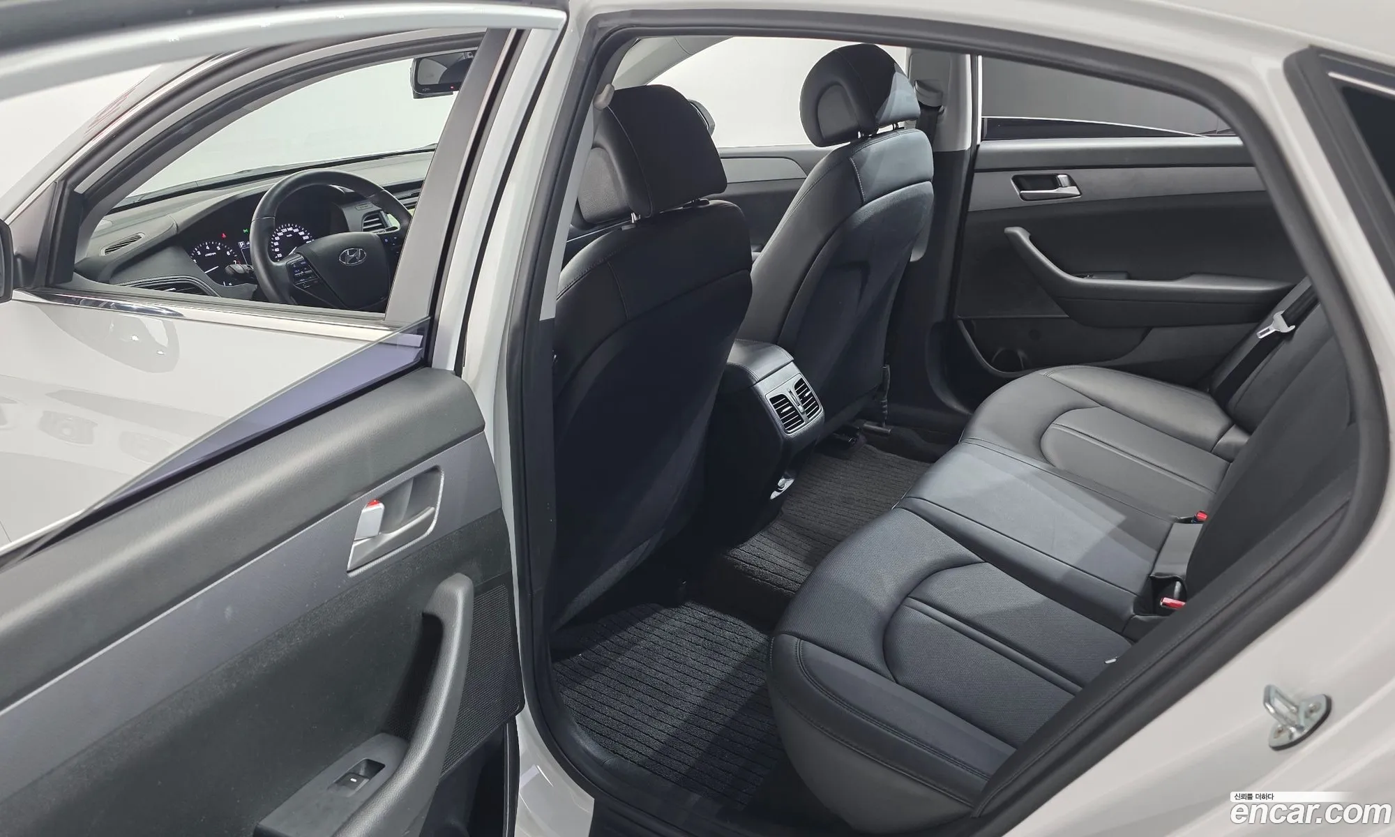 Hyundai LF Sonata 2016 KMHE341DBHA296563 — 4