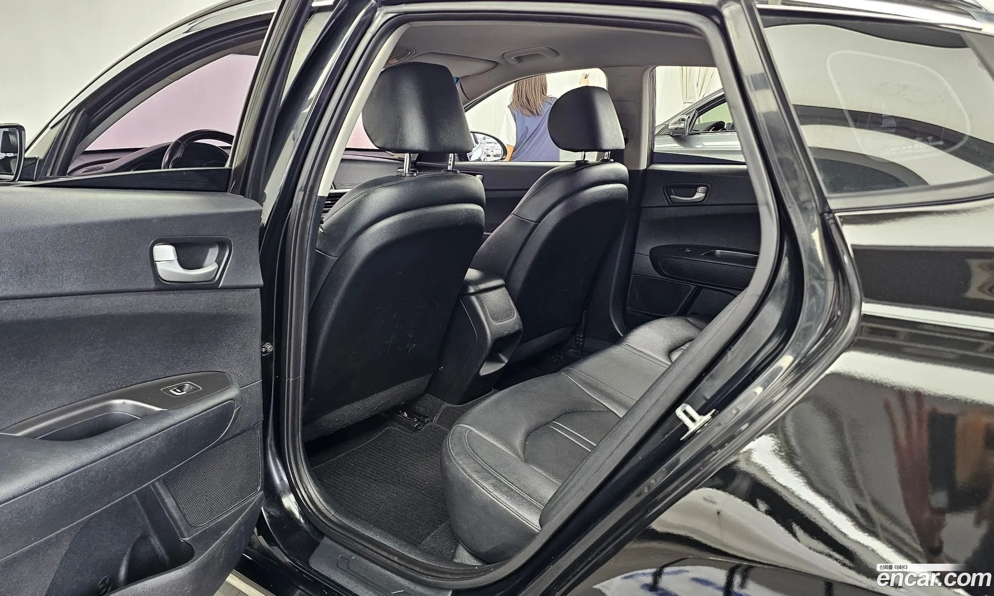 Kia K5 2016 KNAGT416BHA114640 — 9