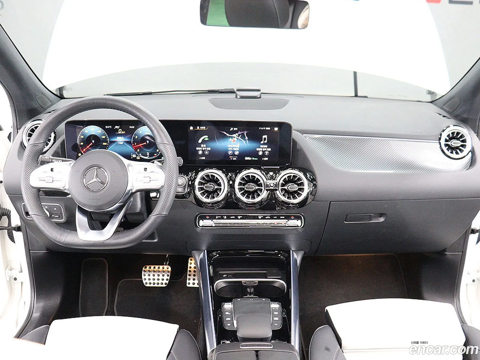 Mercedes-Benz GLA-Class H247 2023 — 12