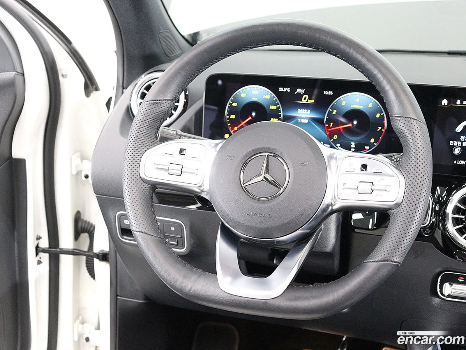 Mercedes-Benz GLA-Class H247 2023 — 17
