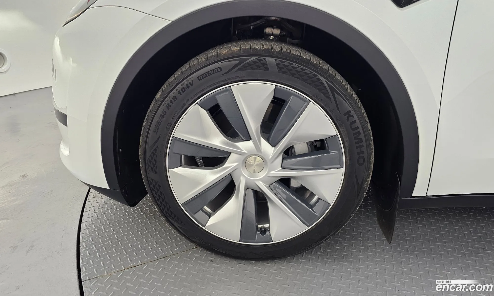 Tesla Model Y 2024 LRWYGCFS3RC415332 — 2
