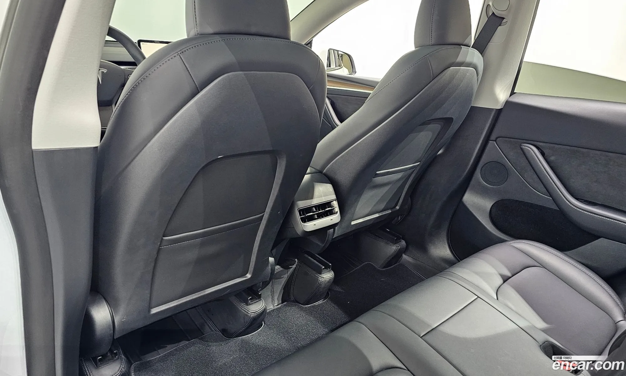 Tesla Model Y 2024 LRWYGCFS3RC415332 — 4