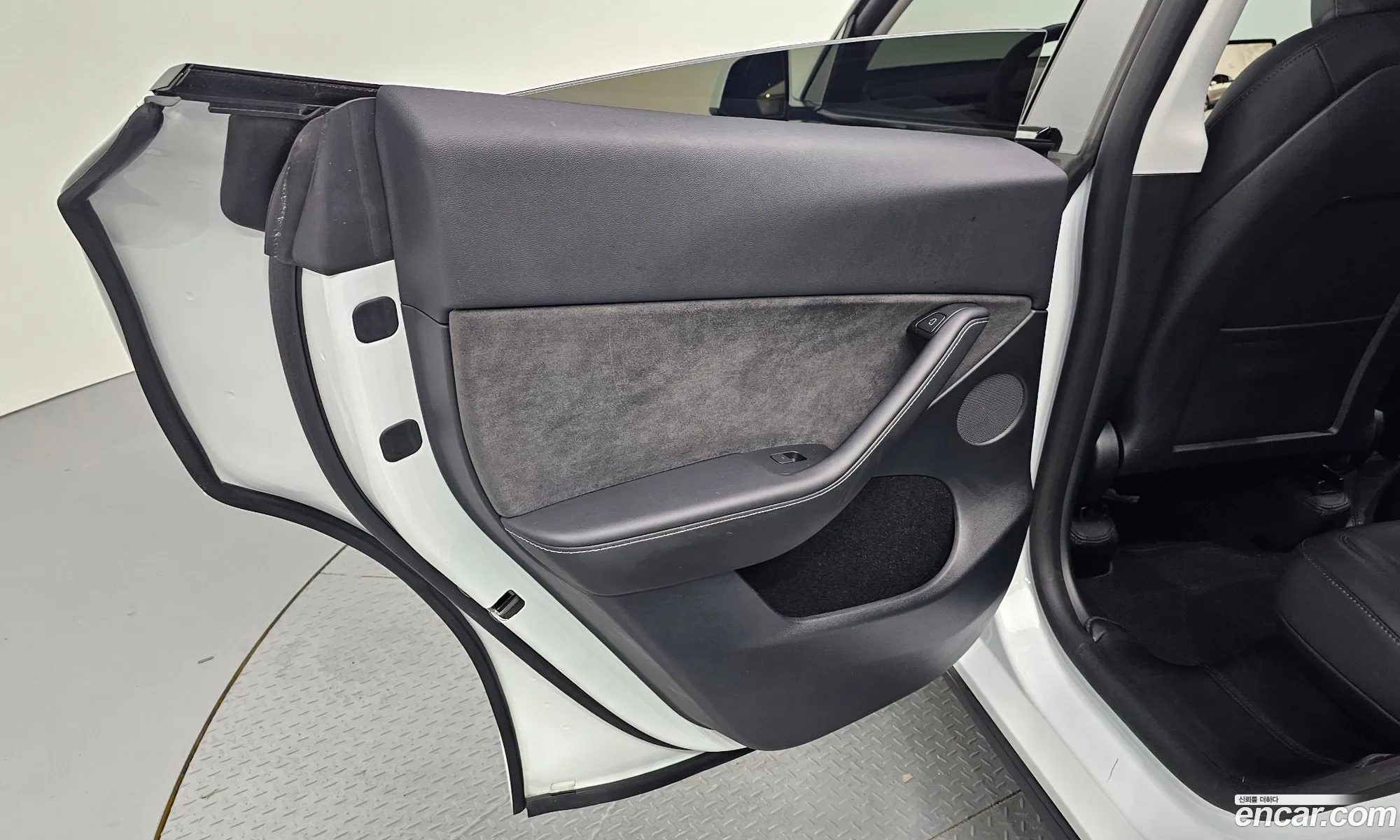 Tesla Model Y 2024 LRWYGCFS3RC415332 — 6