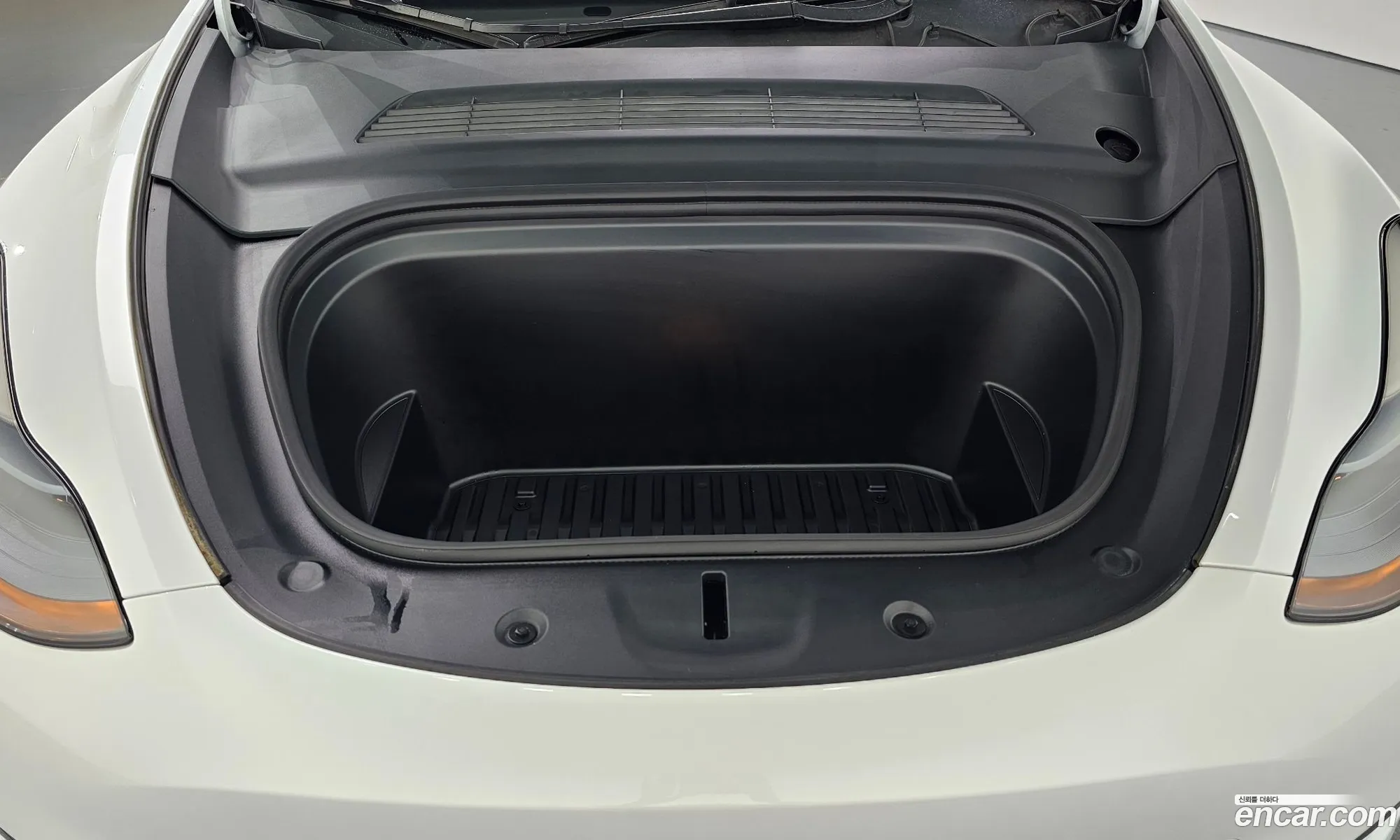 Tesla Model Y 2024 LRWYGCFS3RC415332 — 30