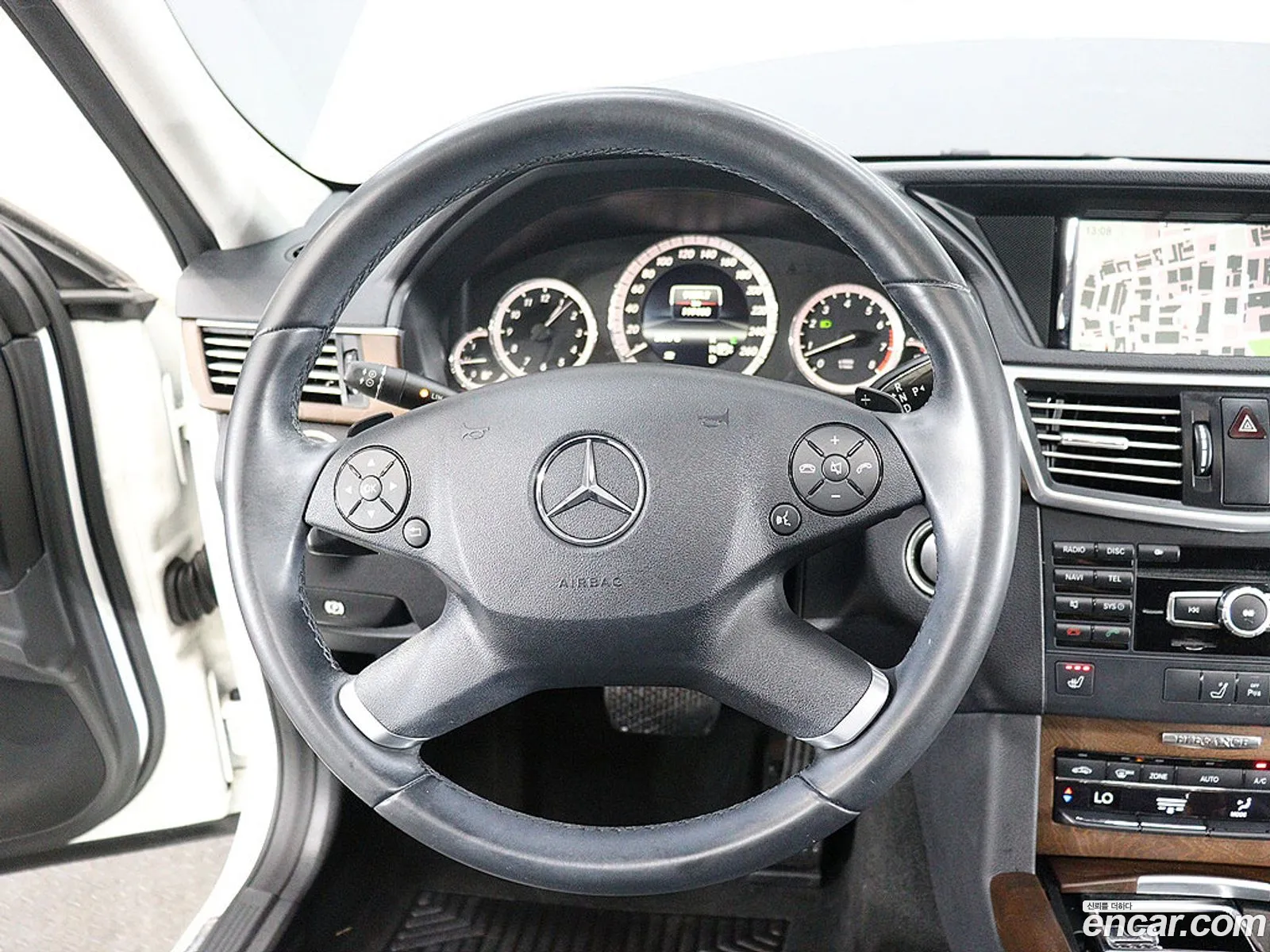 Mercedes-Benz E-Class W212 2013 — 18