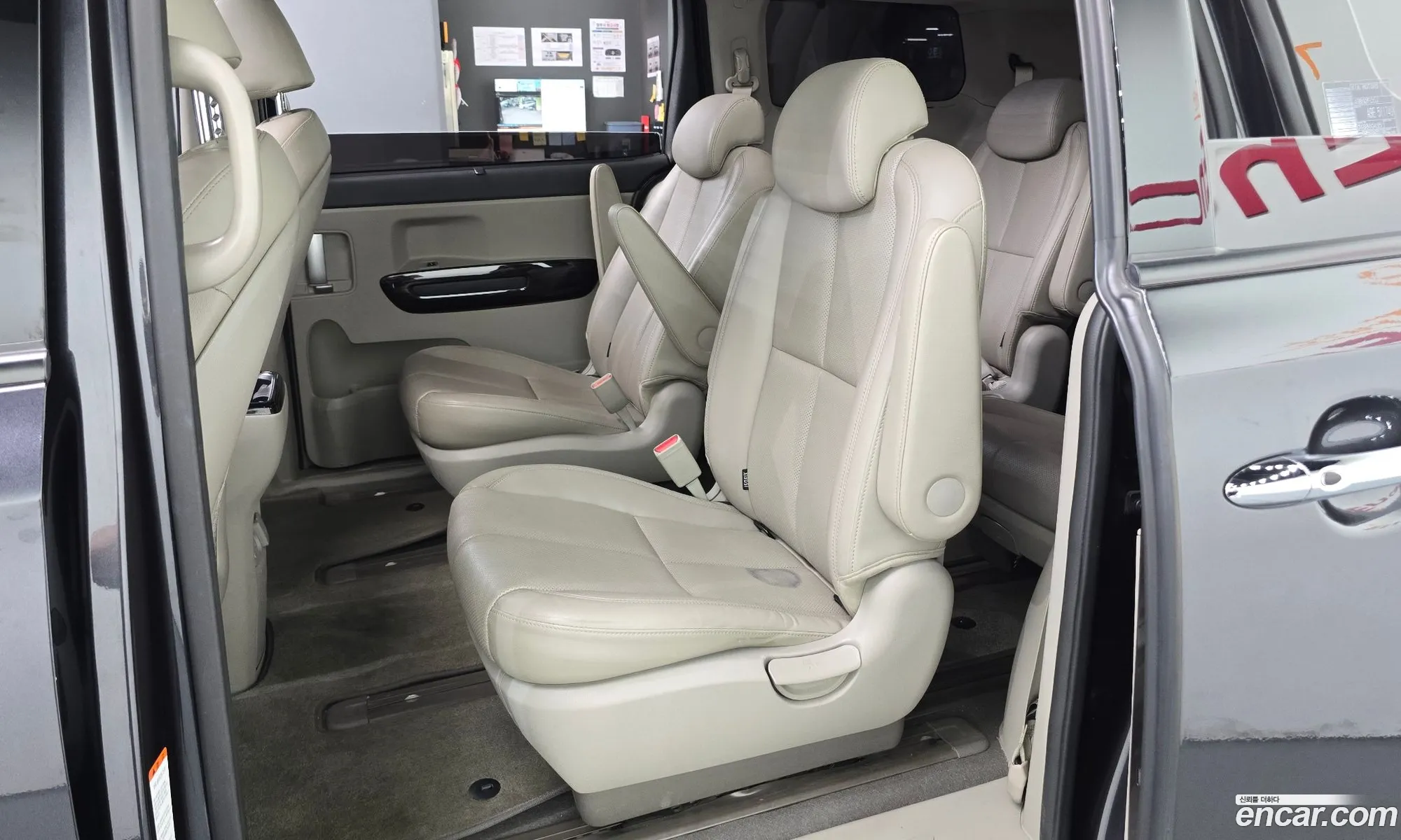 Kia Carnival 2018 KNAME81ABKS511749 — 14