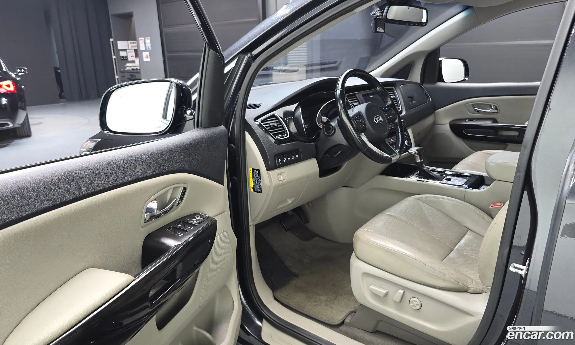 Kia Carnival 2018 KNAME81ABKS511749 — 35