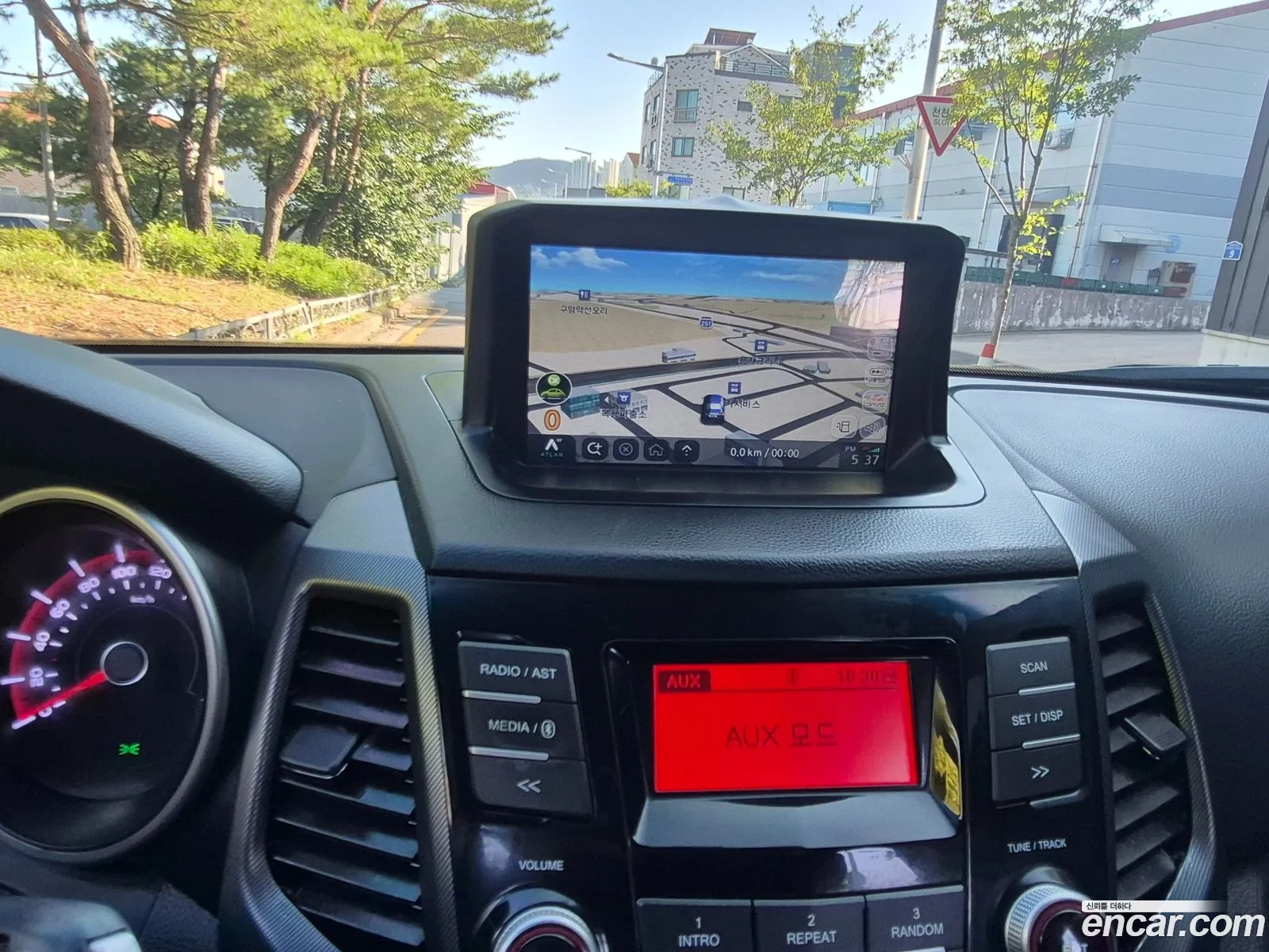 KG Mobility (SsangYong) Tivoli 2017 — 4