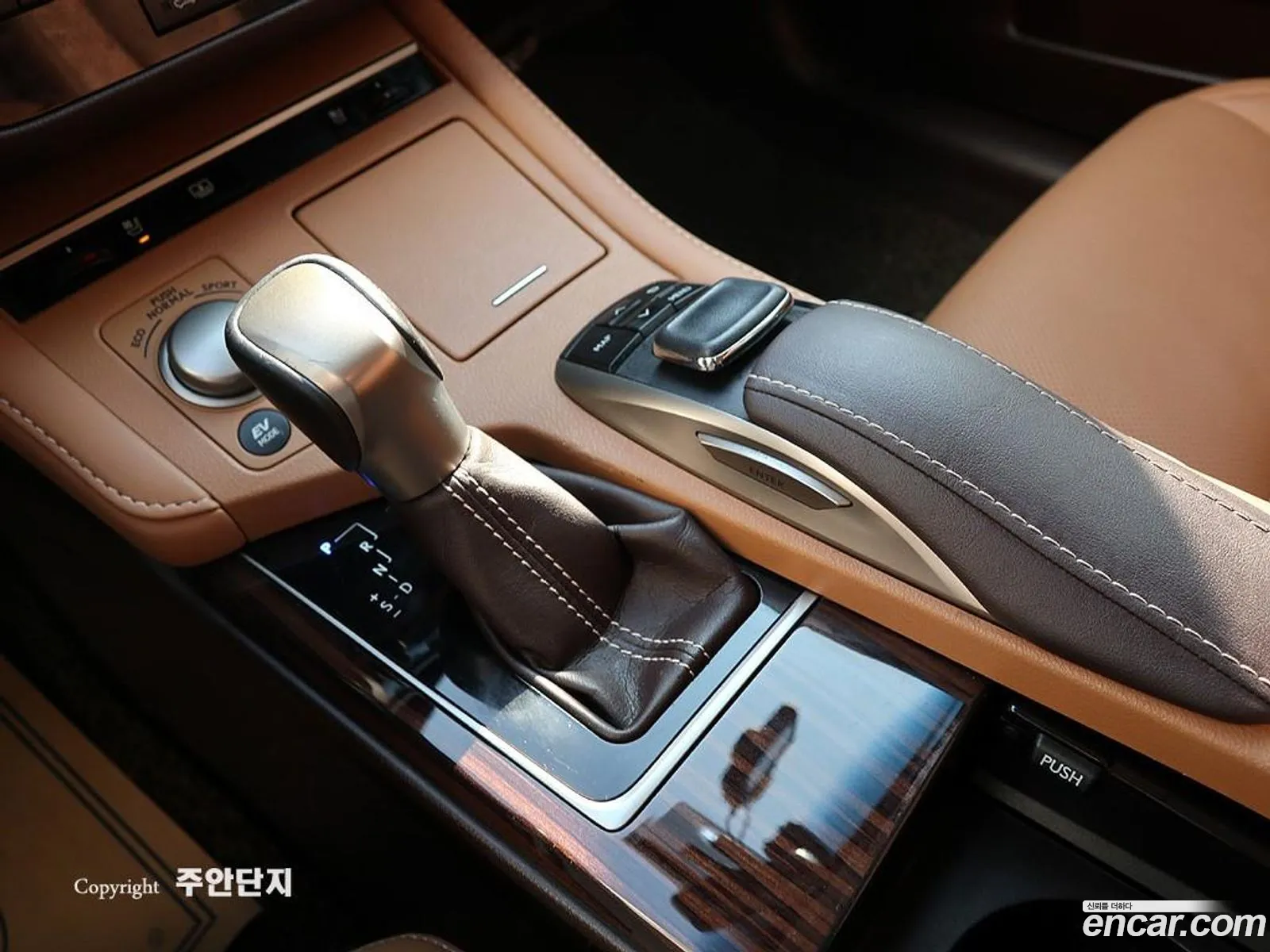 Lexus ES300h 2016 — 14