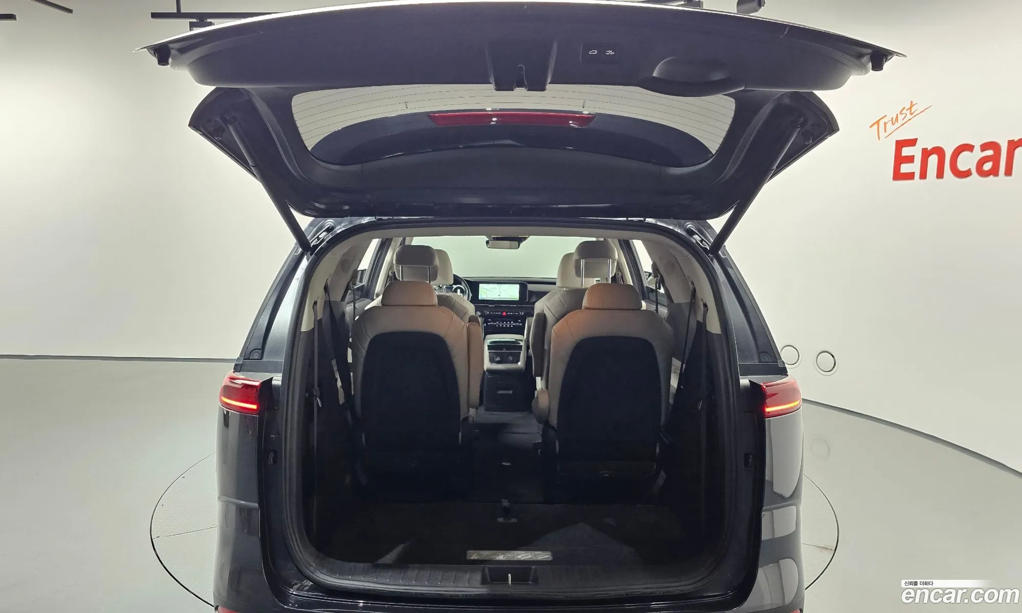 Kia Carnival 2021 KNANE81BBNS162557 — 2