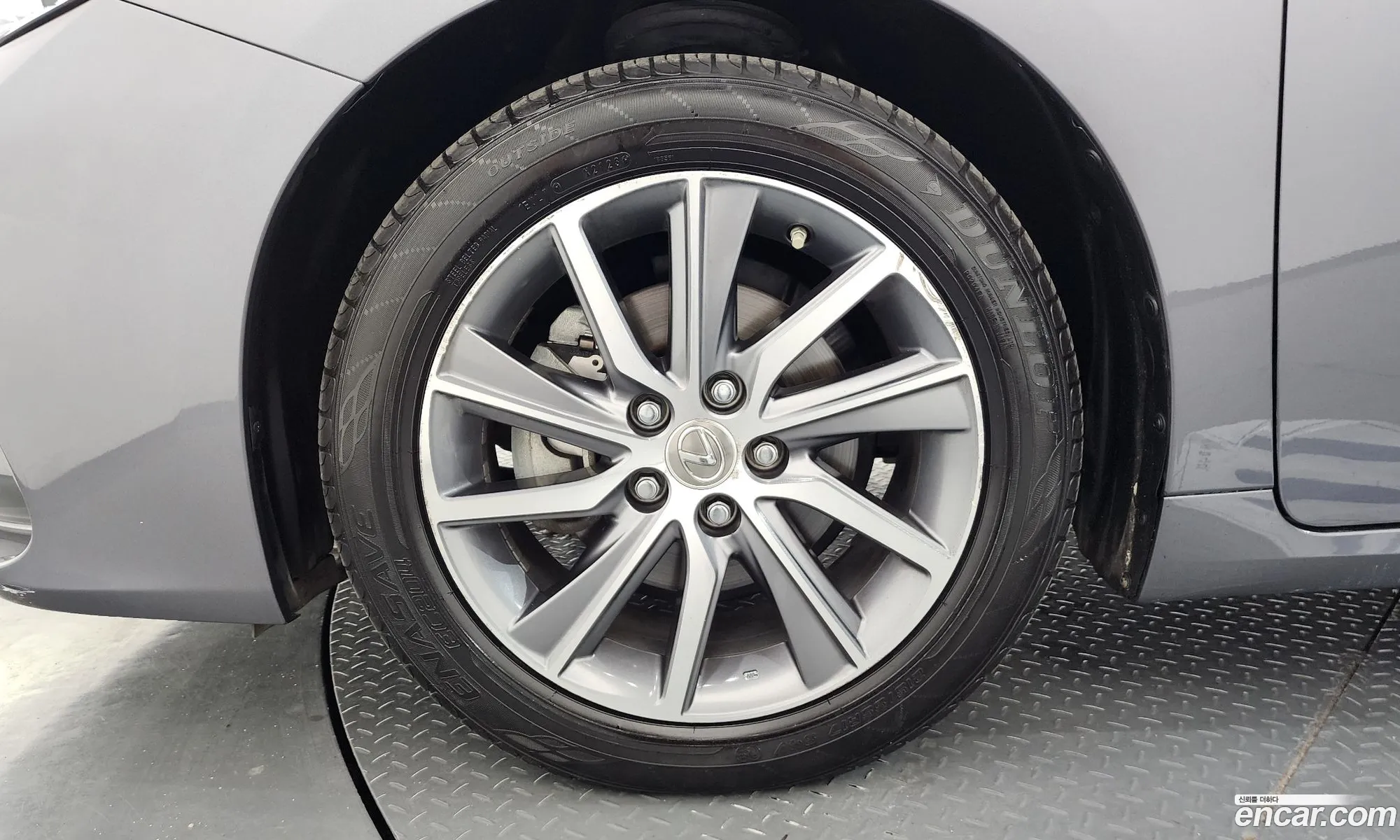 Lexus ES300h 2017 — 13