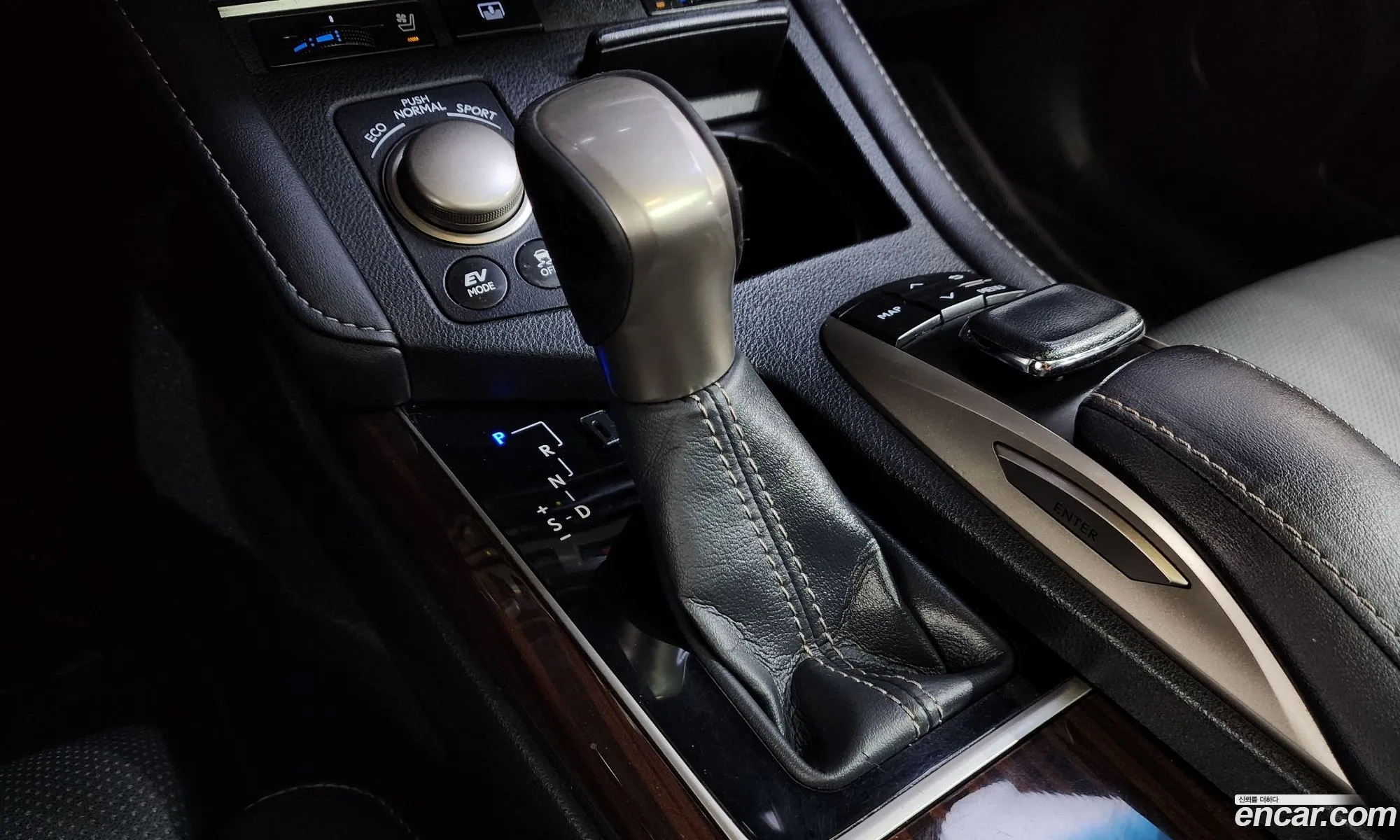Lexus ES300h 2017 — 19