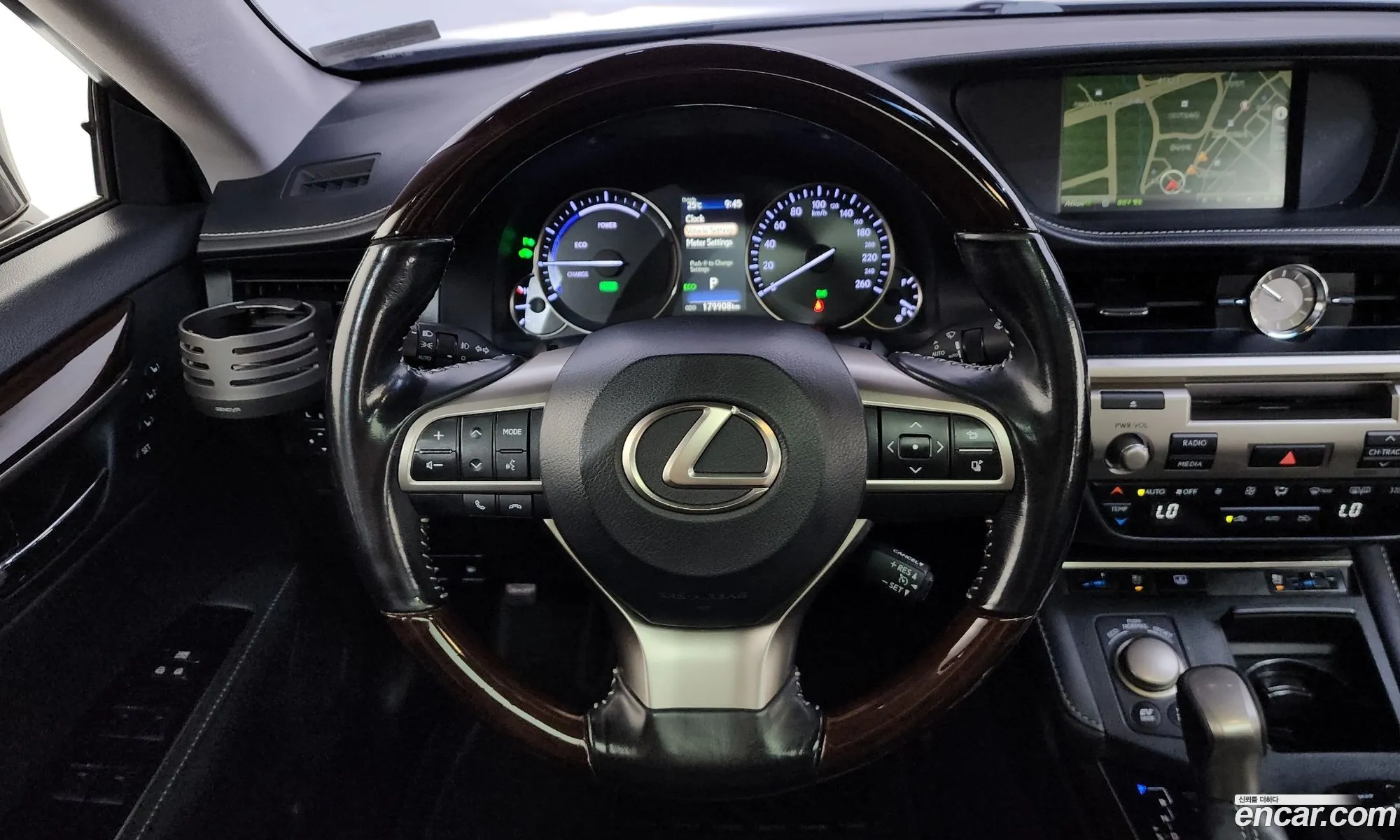 Lexus ES300h 2017 — 12