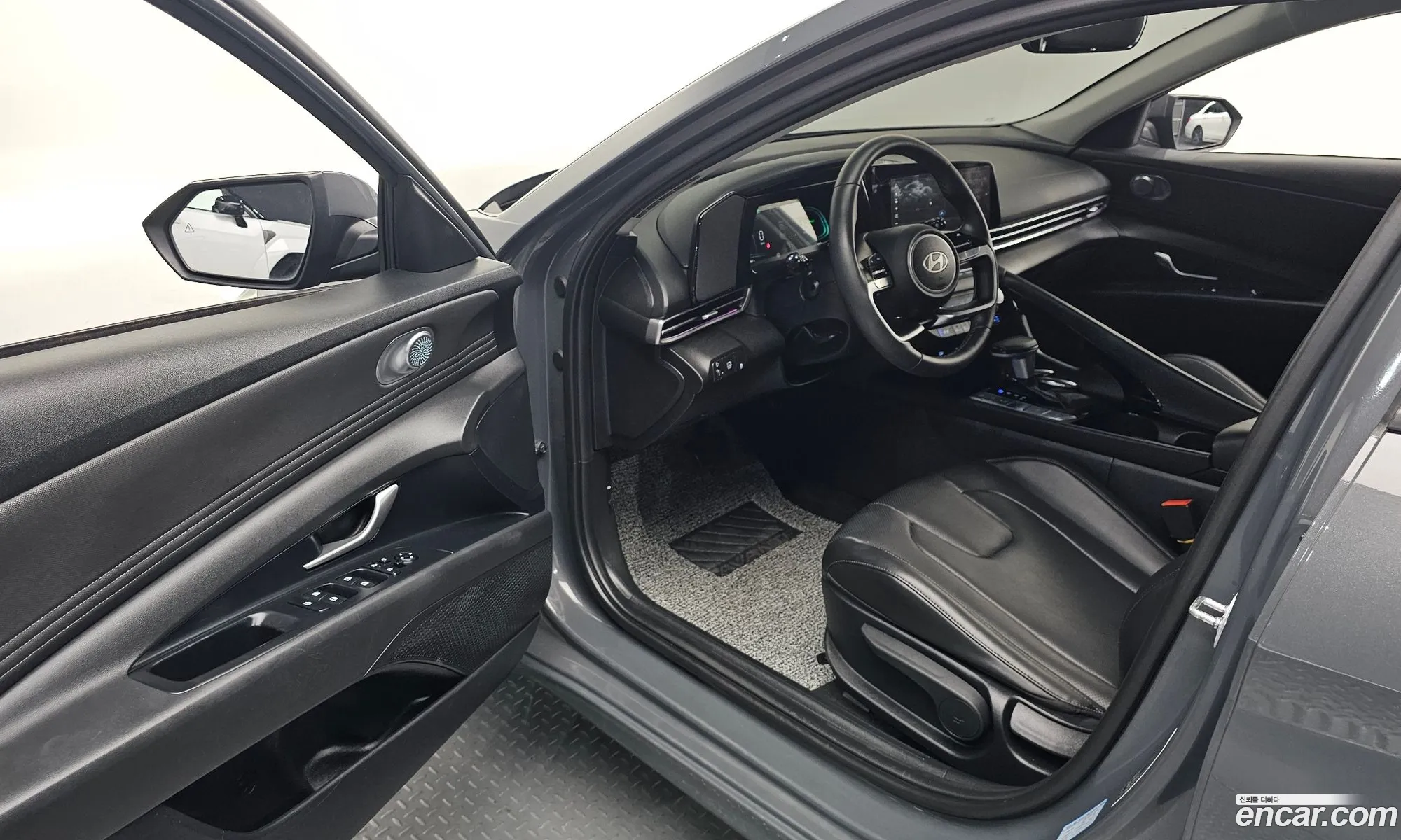 Hyundai Elantra Hybrid 2025 — 4