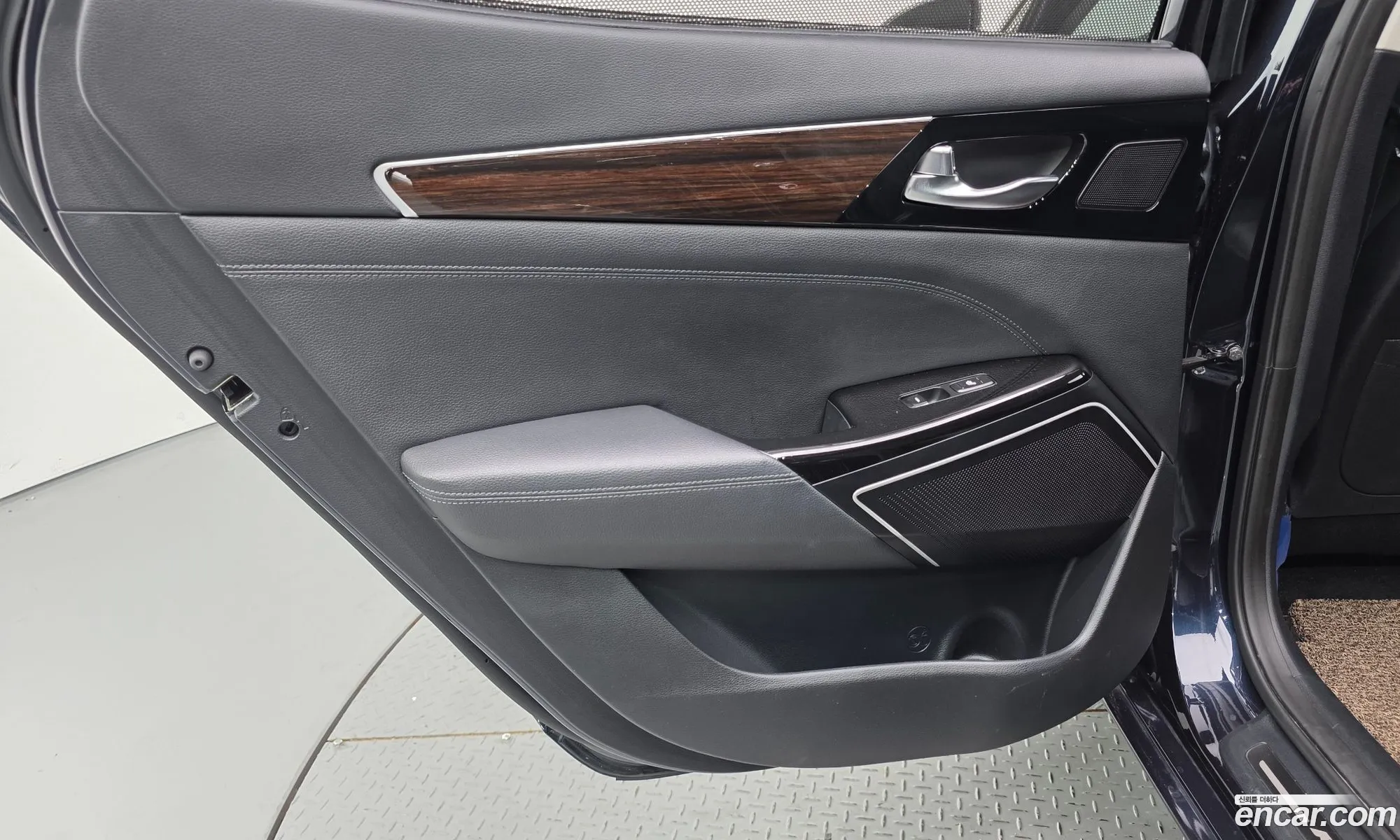 Kia K7 2018 KNALD418BJA146949 — 8