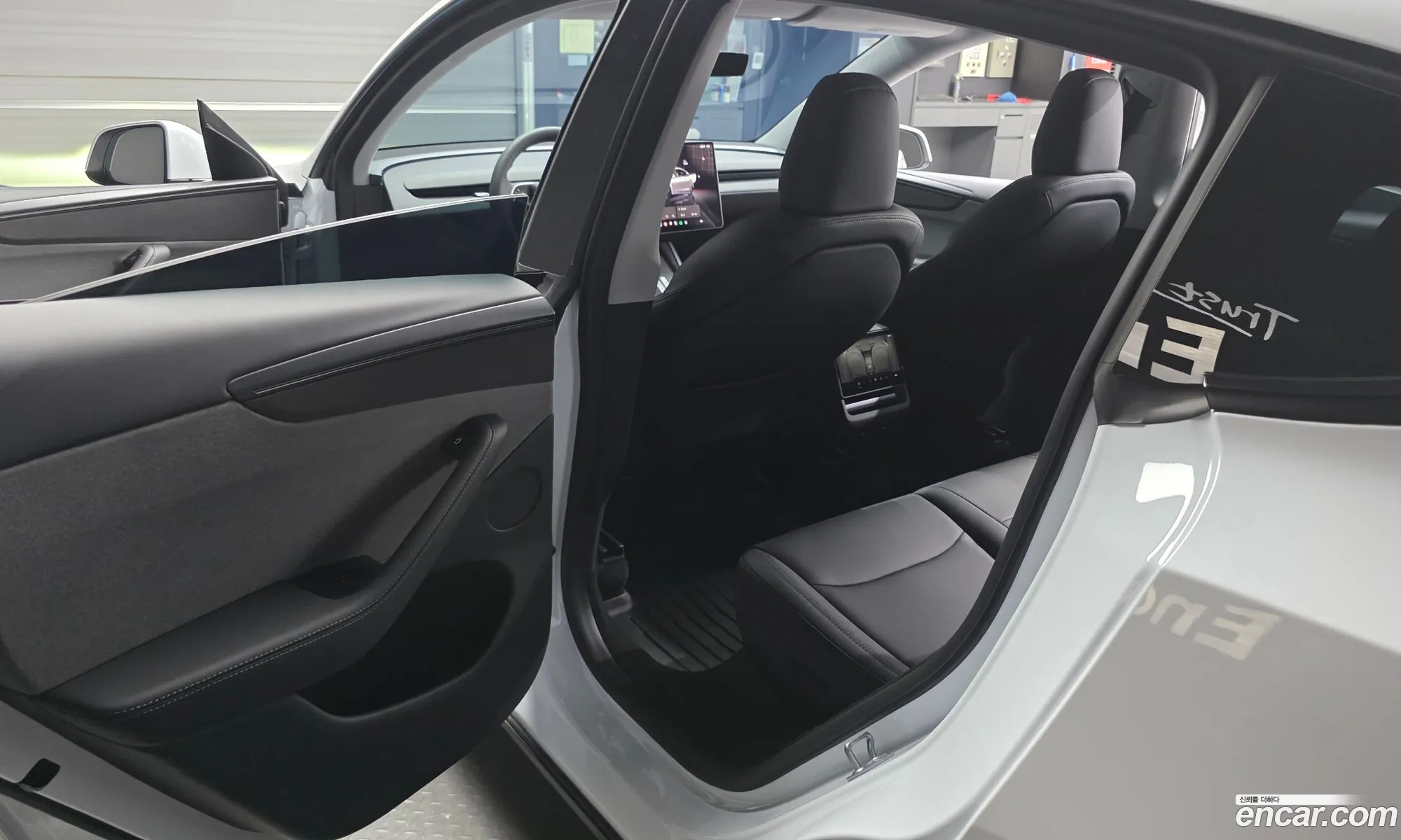 Tesla Model Y 2025 LRWYGCFJ8SC064821 — 4