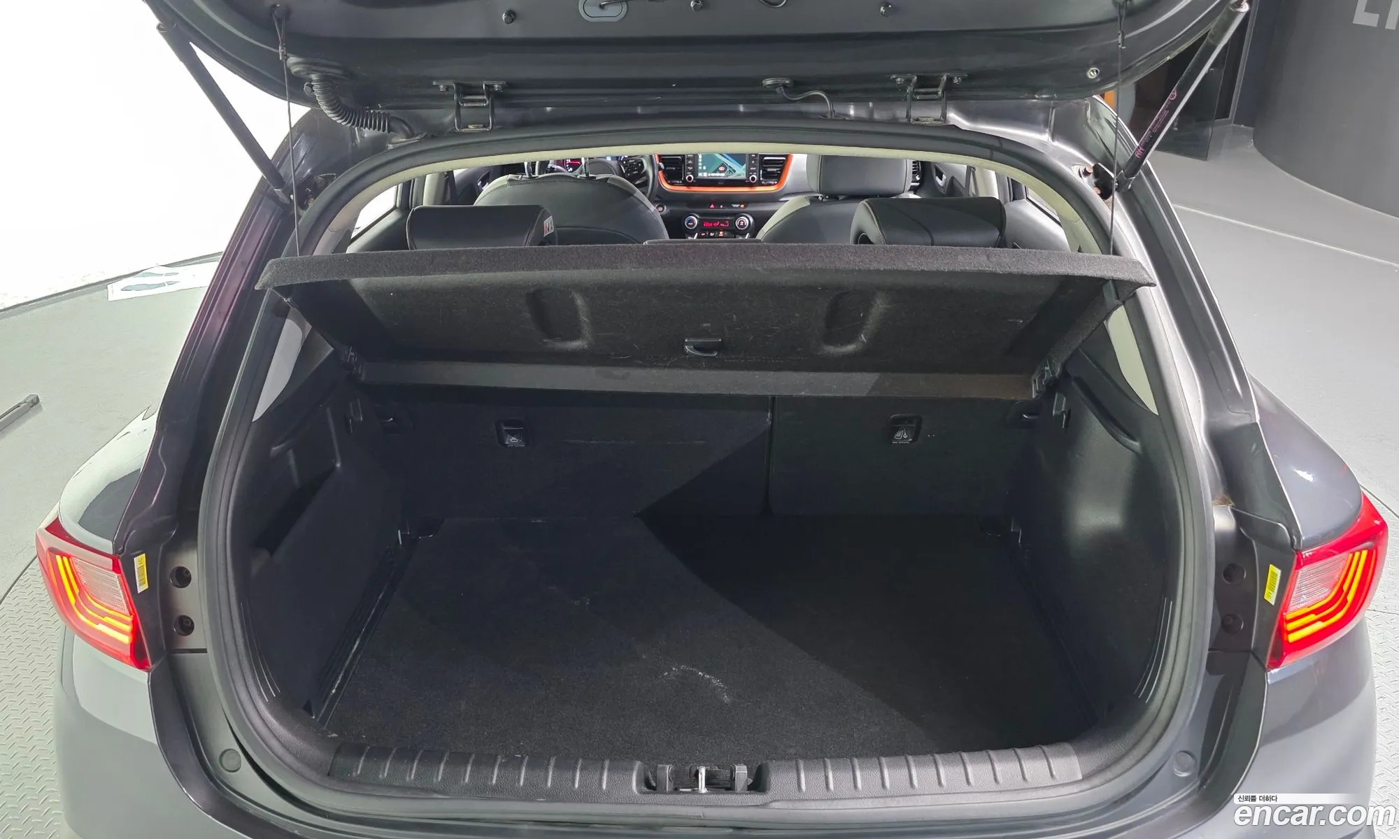 Kia Stonic 2018 KNADE815GJS174687 — 2