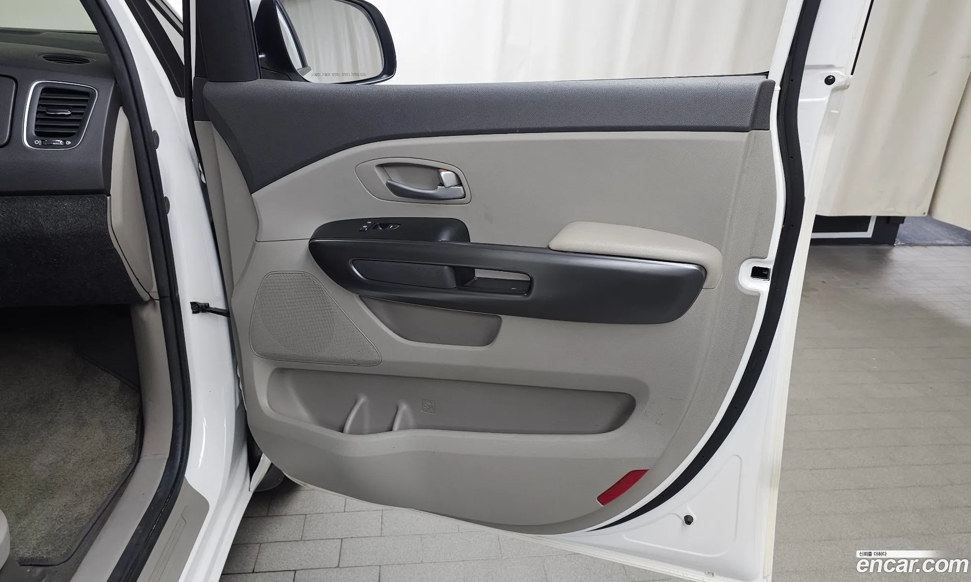 Kia Carnival 2017 KNHMF37ABHS300818 — 8