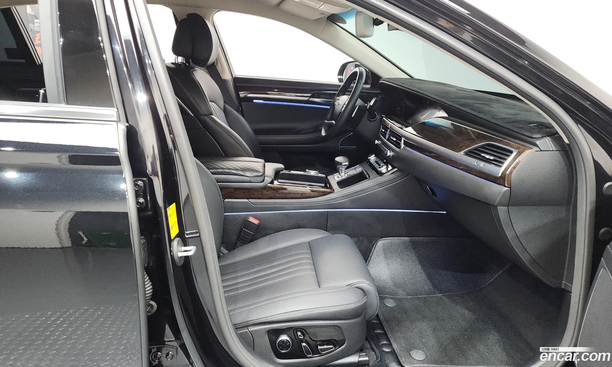 Genesis G90 2021 KMHG241DDMU092609 — 4