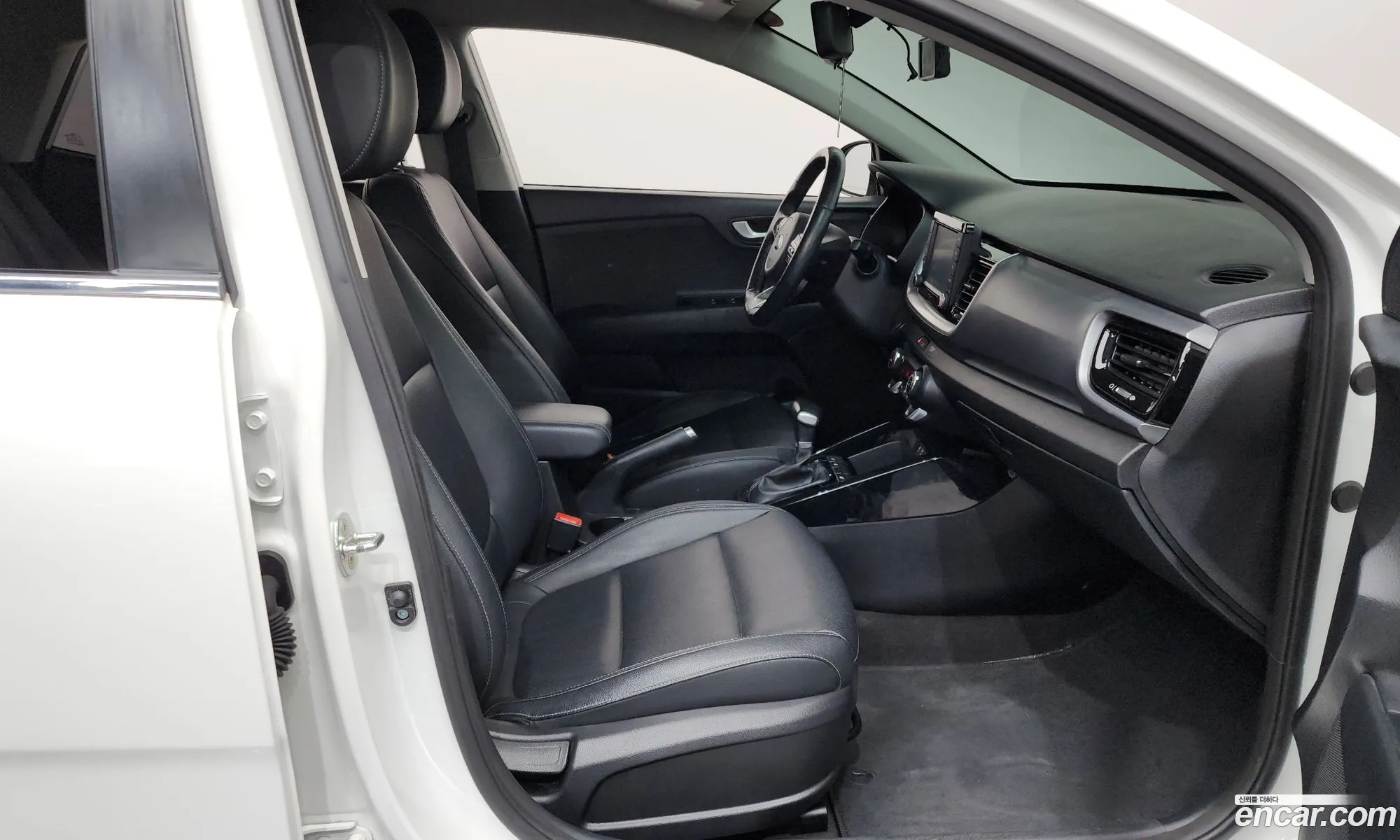 Kia Stonic 2018 KNADE815GJS121585 — 16