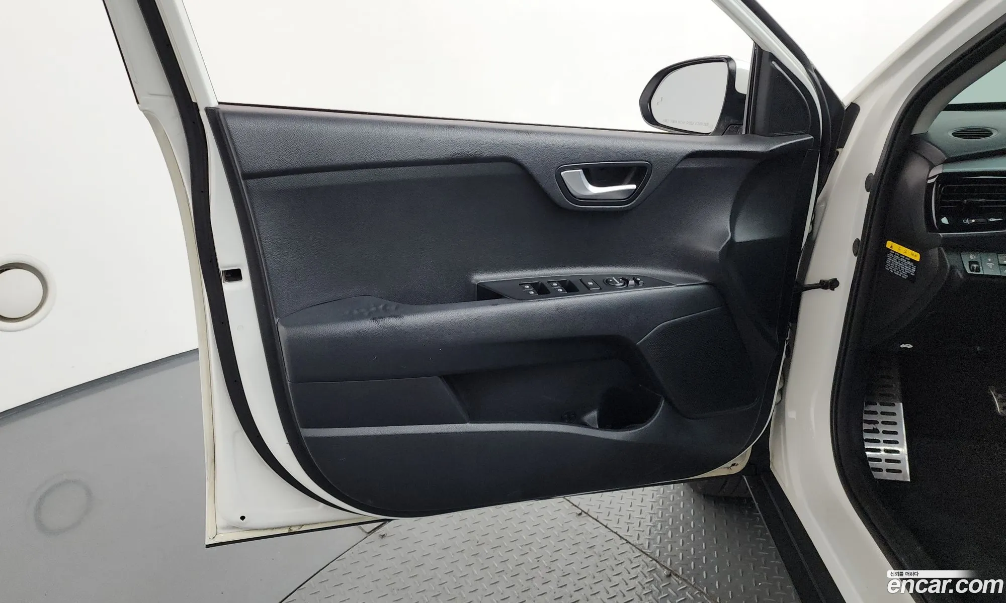 Kia Stonic 2018 KNADE815GJS121585 — 9