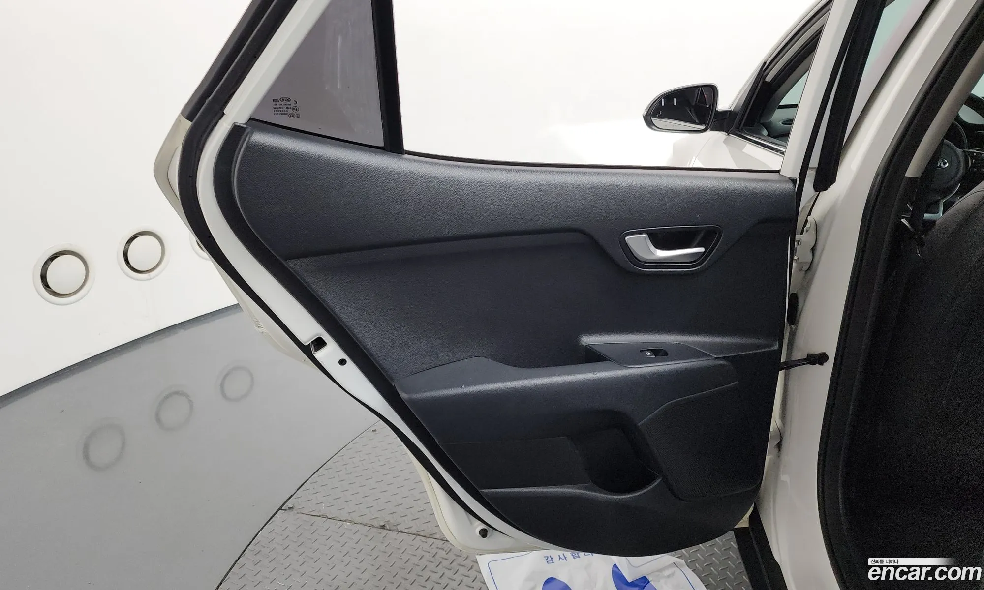 Kia Stonic 2018 KNADE815GJS121585 — 8