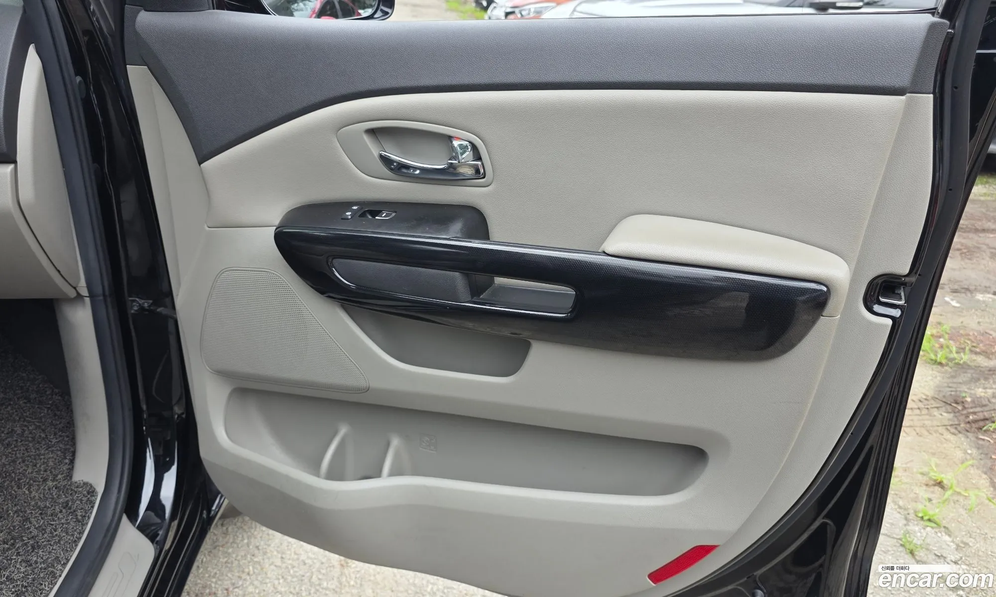 Kia Carnival 2017 KNAMC81ABJS368974 — 3