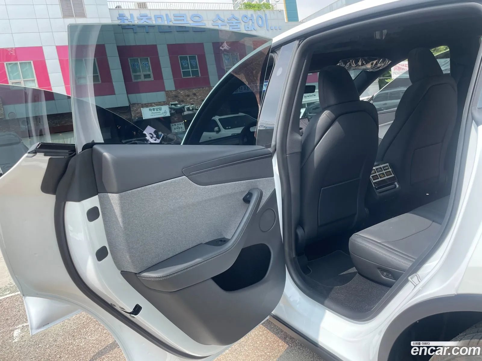 Tesla Model Y 2026 — 7