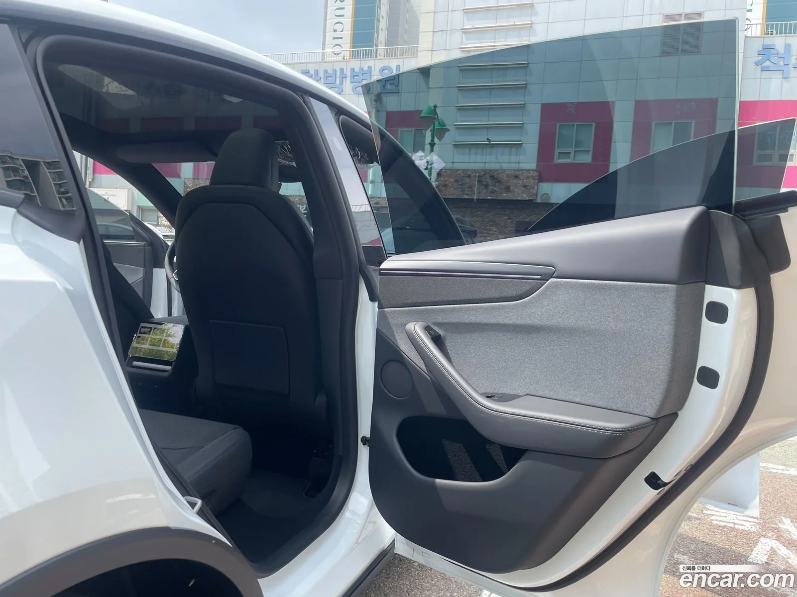 Tesla Model Y 2026 — 12