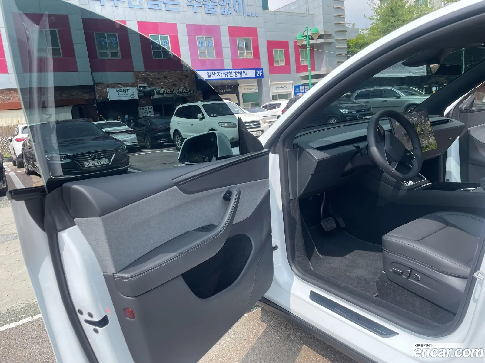 Tesla Model Y 2026 — 8