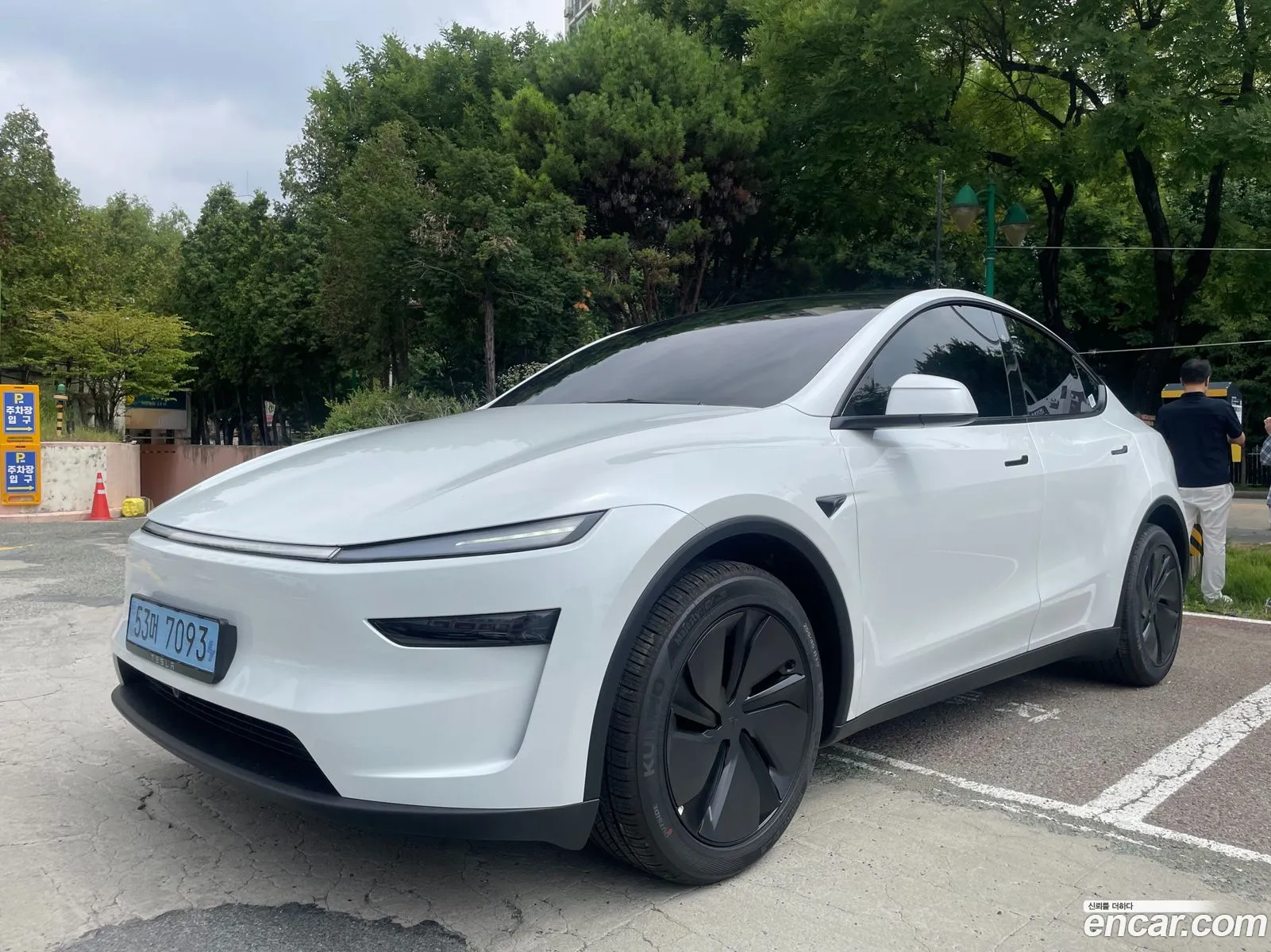 Tesla Model Y 2026 — 10
