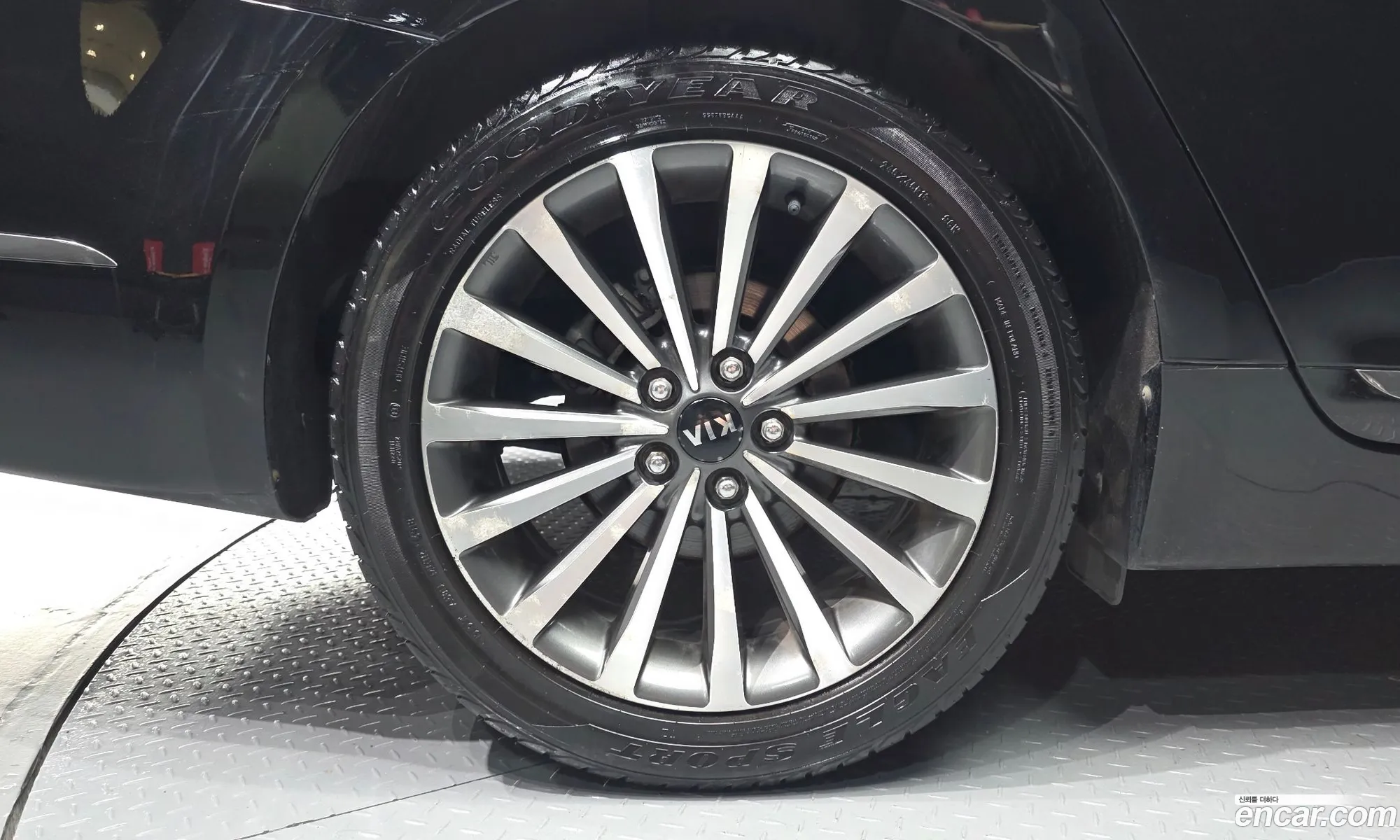 Kia K7 2013 KNALM415BDA115774 — 9