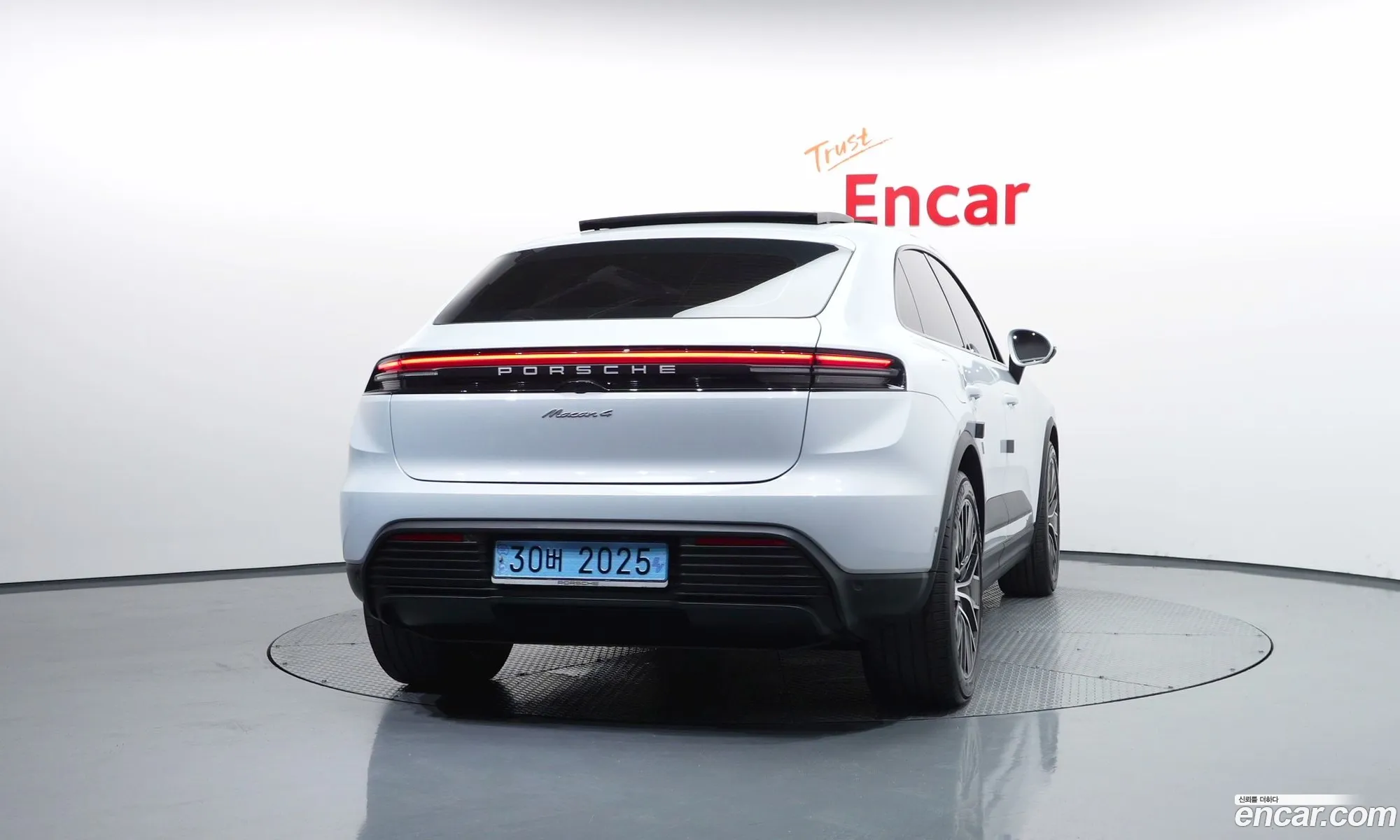 Porsche Macan EV