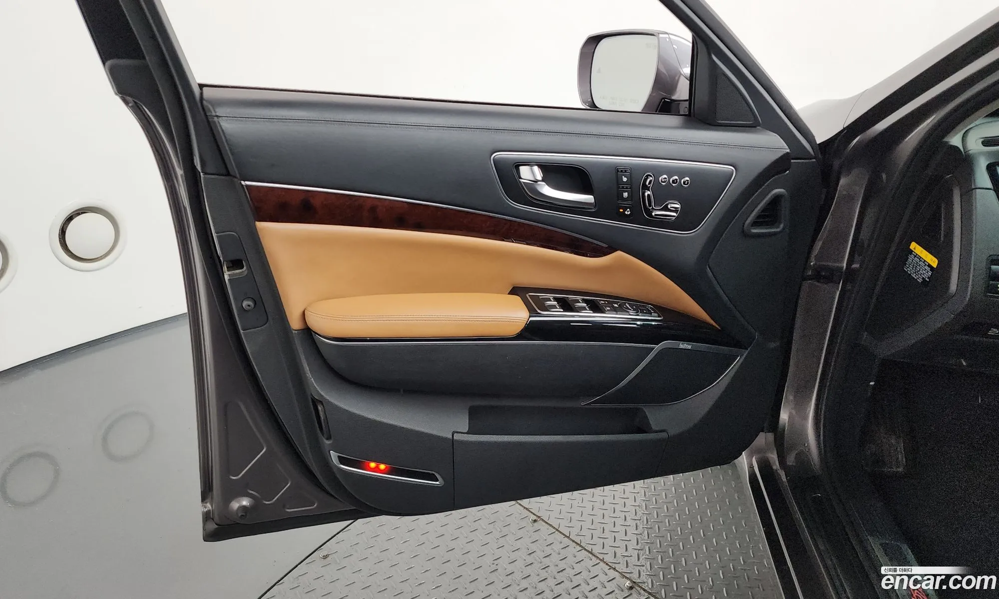 Kia K9 2014 KNALW413BFS024797 — 16