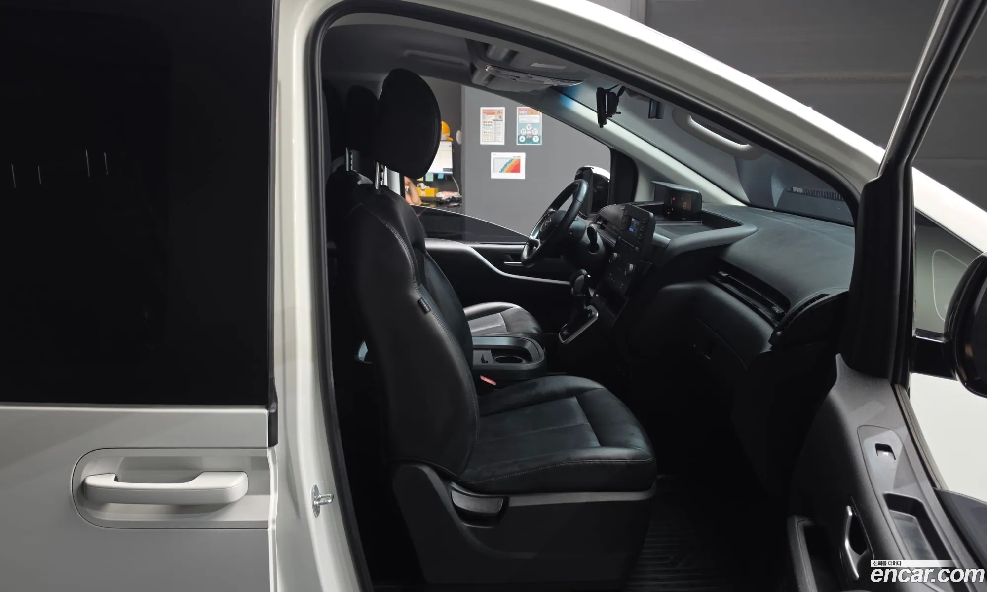 Hyundai Staria 2023 KMFYCX71BPC100983 — 3