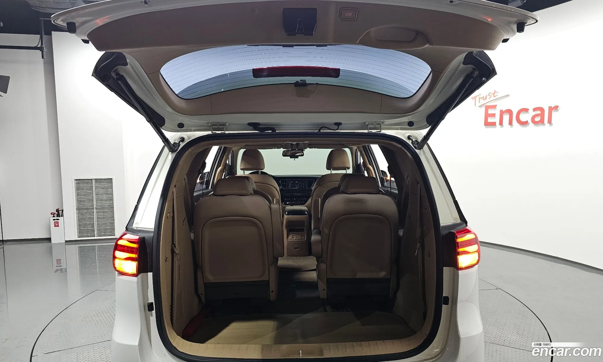 Kia Carnival 2018 KNAME81ABKS464677 — 14