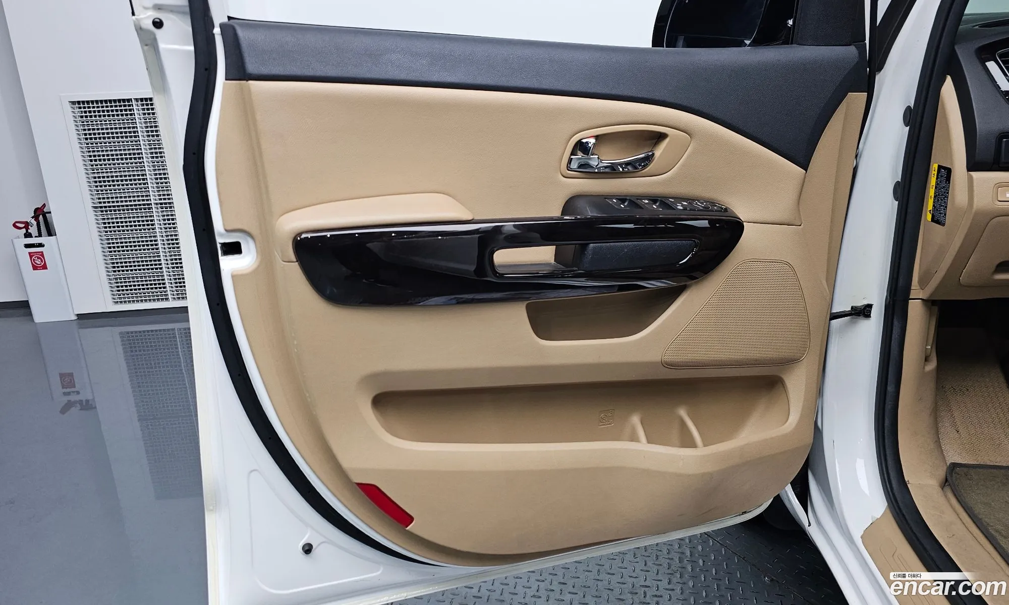 Kia Carnival 2018 KNAME81ABKS464677 — 31
