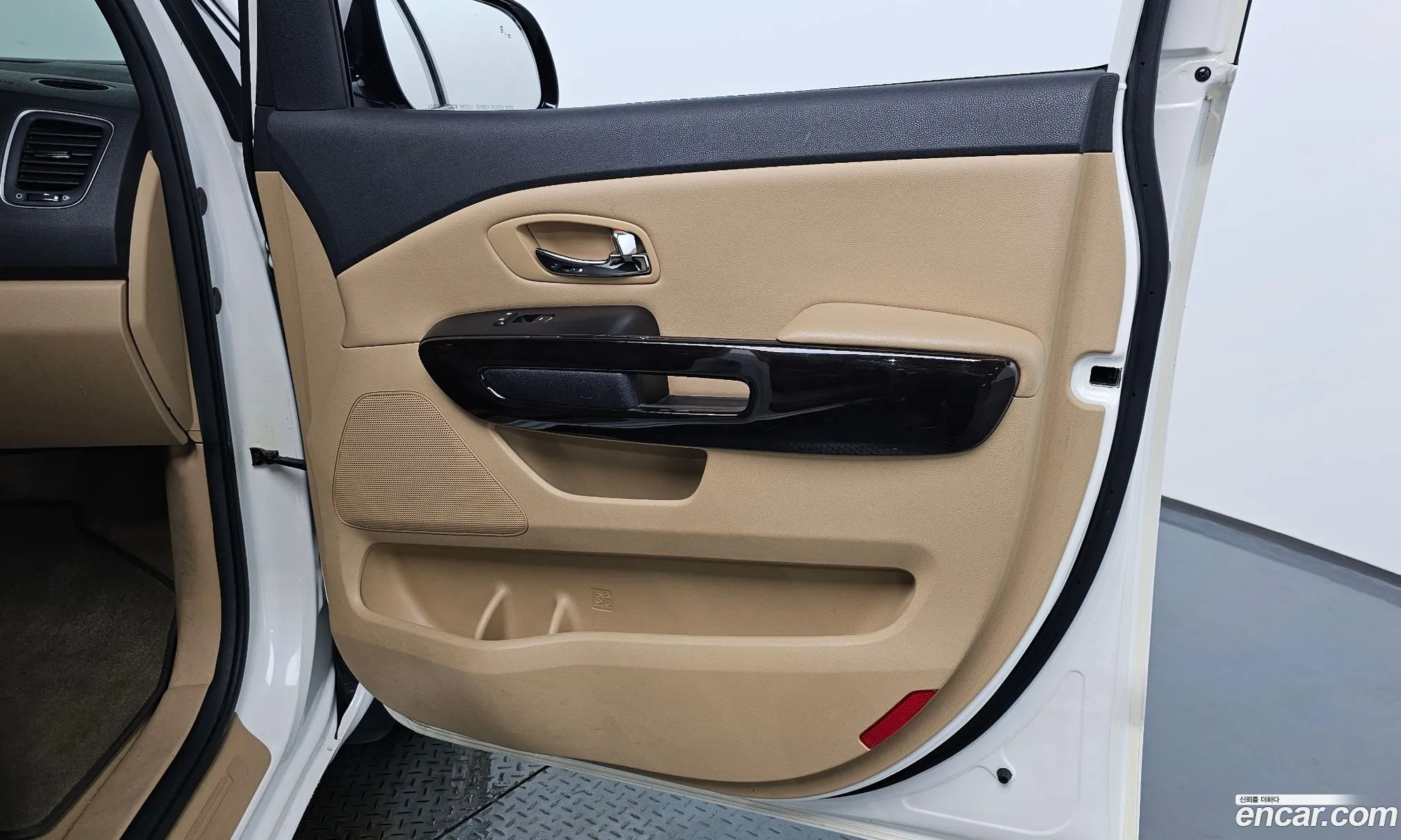 Kia Carnival 2018 KNAME81ABKS464677 — 23