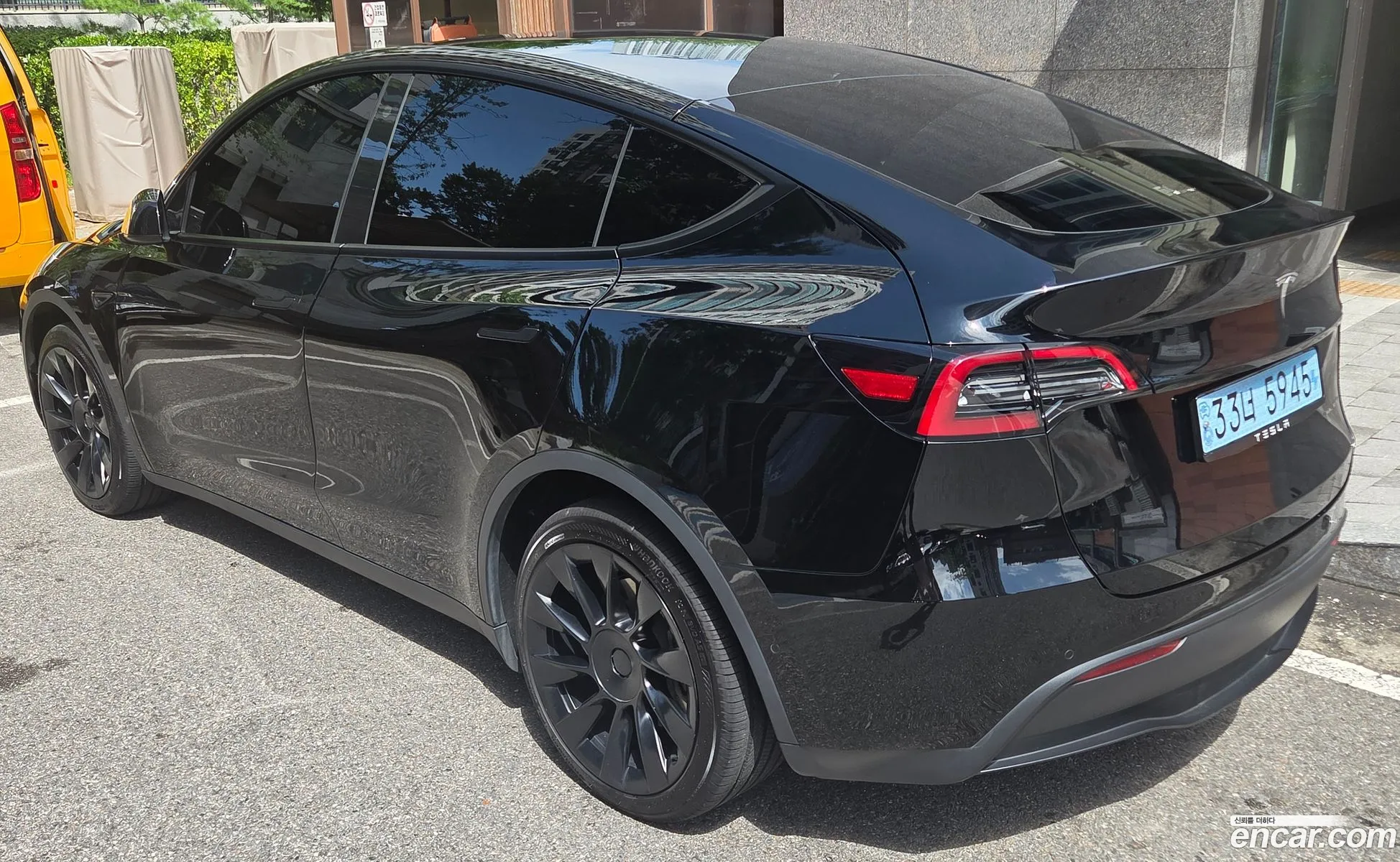 Tesla Model Y 2022 — 18