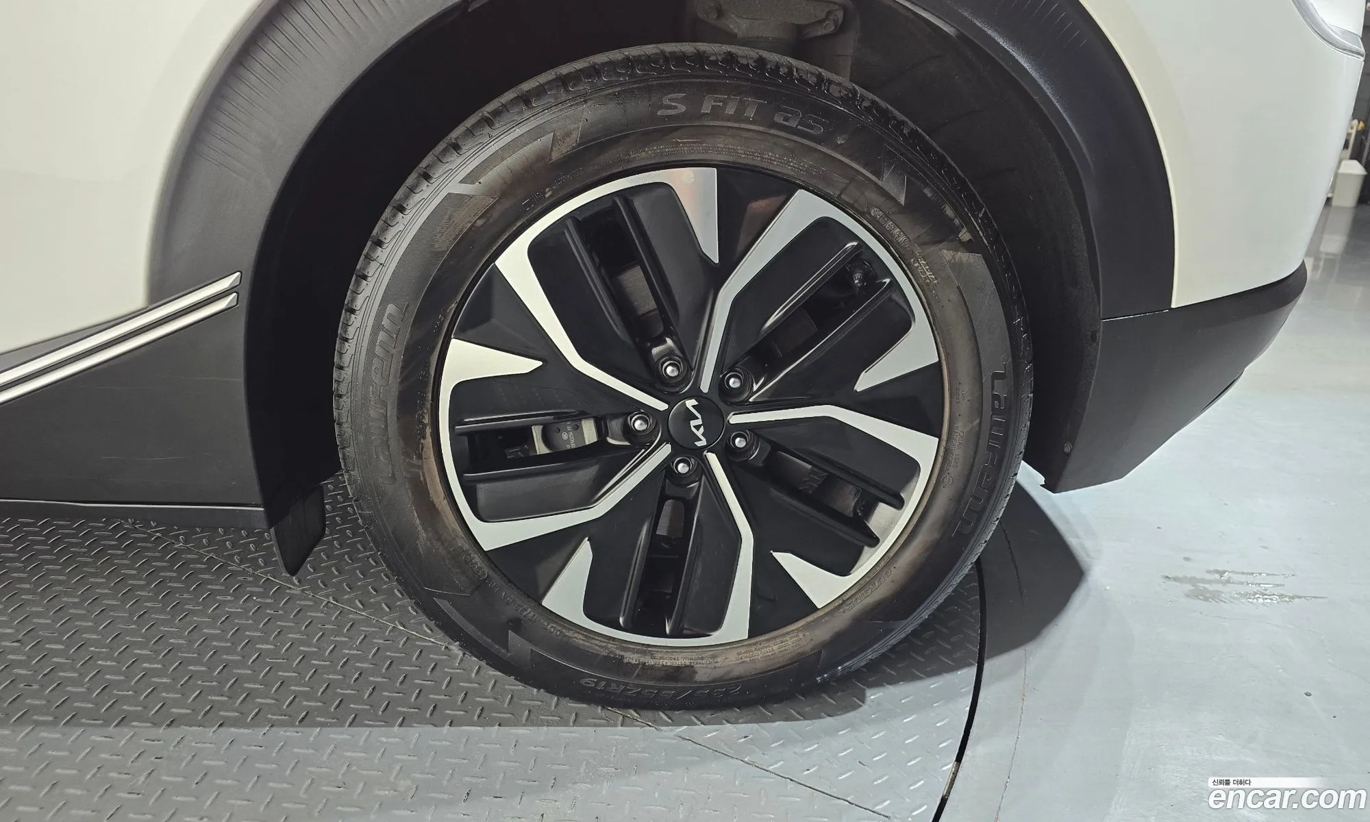 Kia EV6 2023 KNAC281CPPA159456 — 2