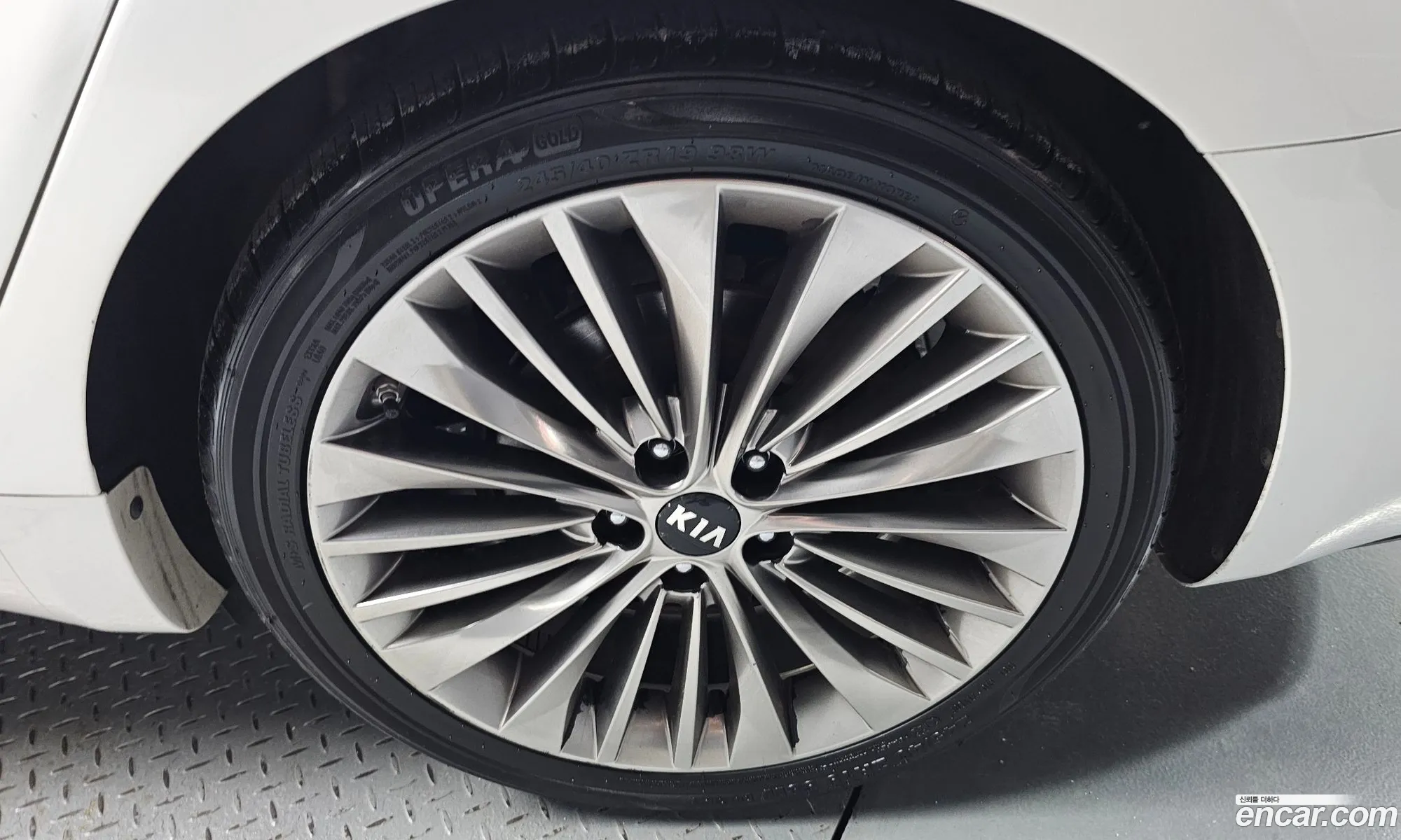 Kia K7 2019 — 17