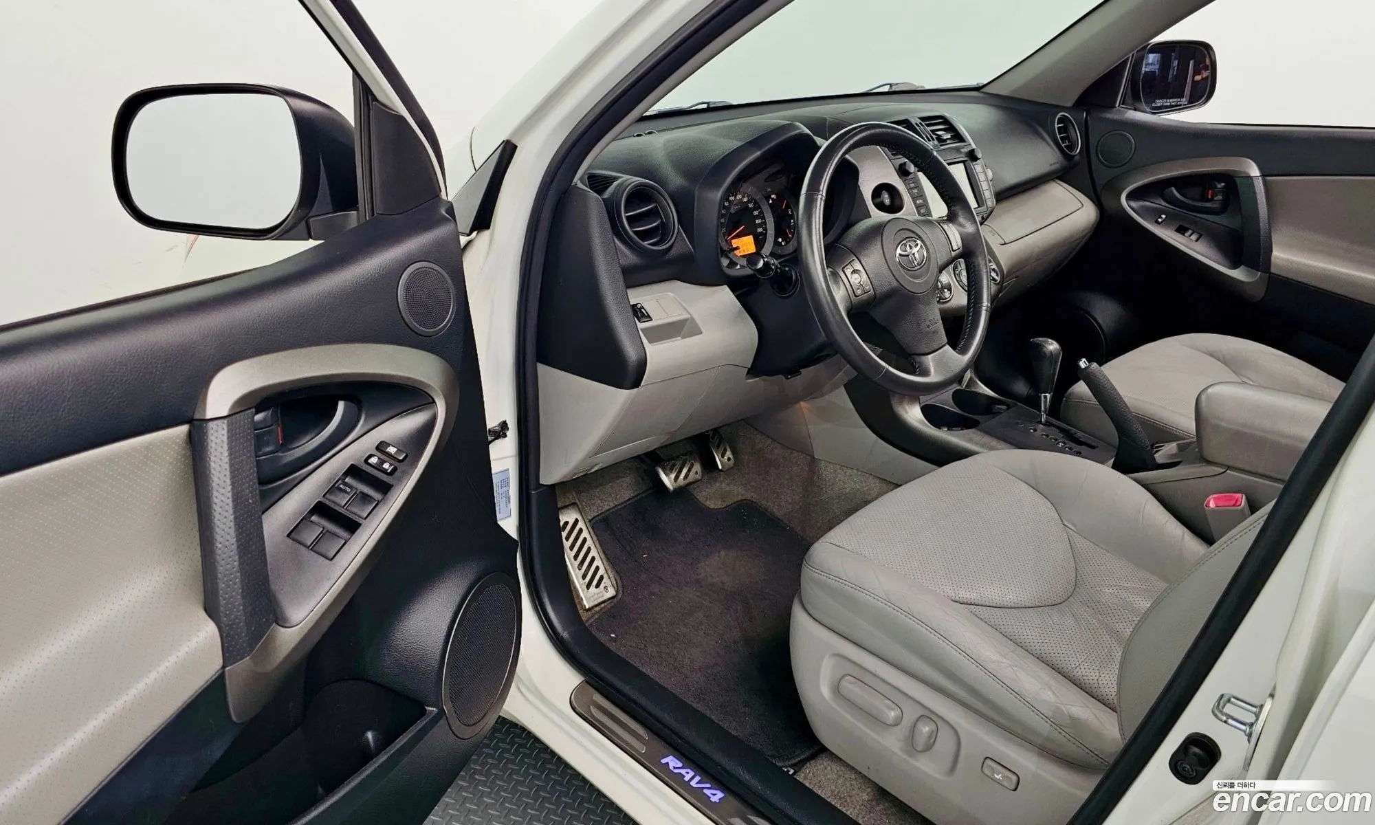 Toyota RAV4 2011 JTMDF4DV2B5045024 — 4