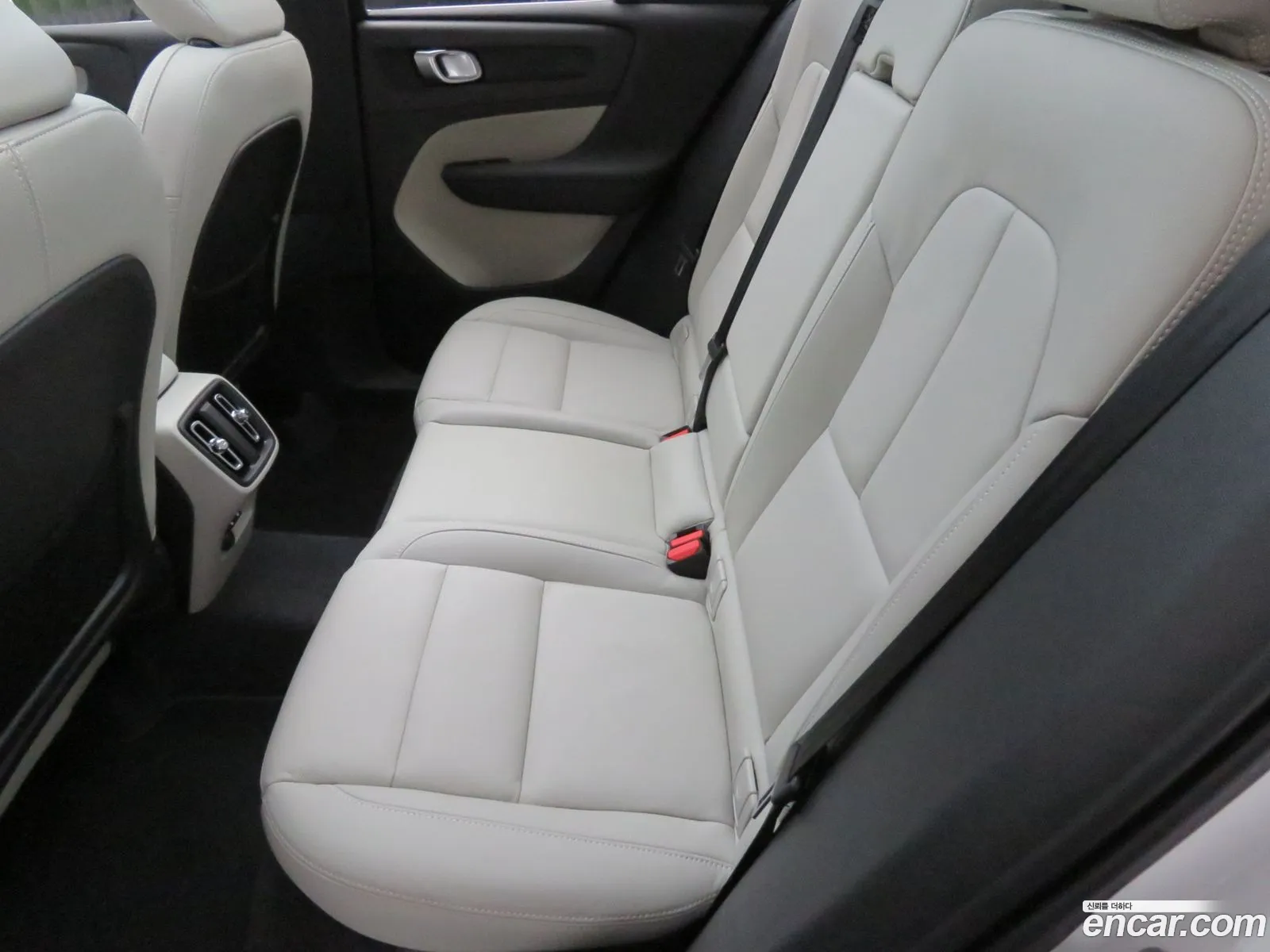 Volvo XC40 2025 — 2