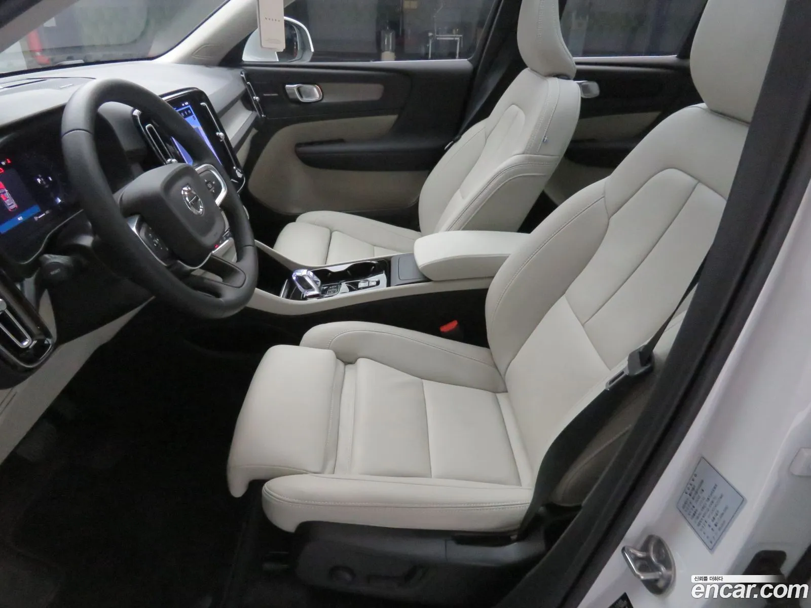Volvo XC40 2025 — 4